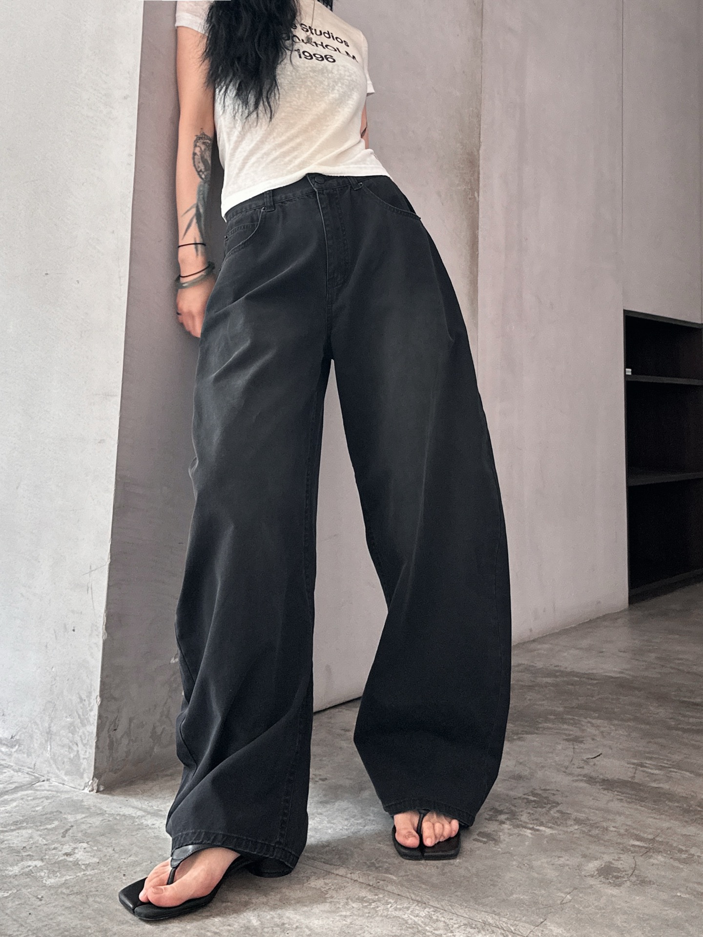 NO:318213,NEW｜New trousers, heavy-weight Tencel denim fabric, comfortable, soft and delicate, exquisite and detailed physical details, scimitar style to modify the leg shape, cool guy essential model Size sml [Washing instructions are made of silk-specific detergent, the water temperature should not exceed 40℃ during washing, squeeze and wash, avoid twisting, should be spread out and dry, do not expose the sun],,alexander wang19860909NEW｜新款长裤,重磅天丝牛仔面料,手感舒适柔软细腻,实物细节处理精致满分,弯刀版型修饰腿型,酷guy必备款 尺码sml ［洗涤须知采用丝质专用洗涤剂,洗涤时水温不超过40℃,挤压洗,忌拧绞,宜摊阴干,勿暴晒］,,alexander wang,Women's clothing