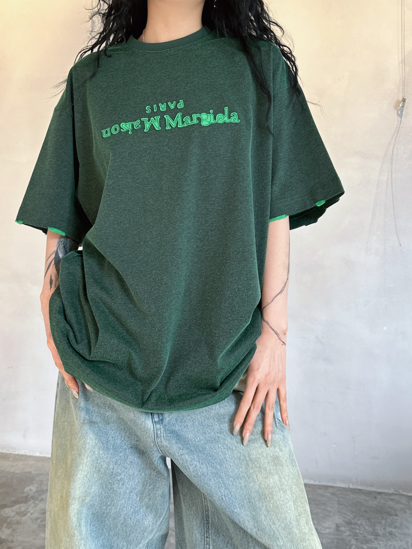 NO:319707,MM6｜New T-shirt, pure cotton fabric feels soft and comfortable on the upper body, two-pin needle reinforcement machine washes and is not easy to deform, the front and back knit double yarn process is full of texture, the breast patch embroidery logo is simple and versatile, the loose style is the same as men and women, size Sml, masion margiela,tees, t-shirt, alexander wang19860909MM6｜新款t恤,纯棉面料手感柔软上身舒适,领口二本针加固机洗不易变形,正反编织双纱工艺质感满满,胸前贴布绣logo简约百搭设计感十足,宽松版型男女同款,尺码Sml,,masion margiela,tees，t-shirt,alexander wang,Women's clothing