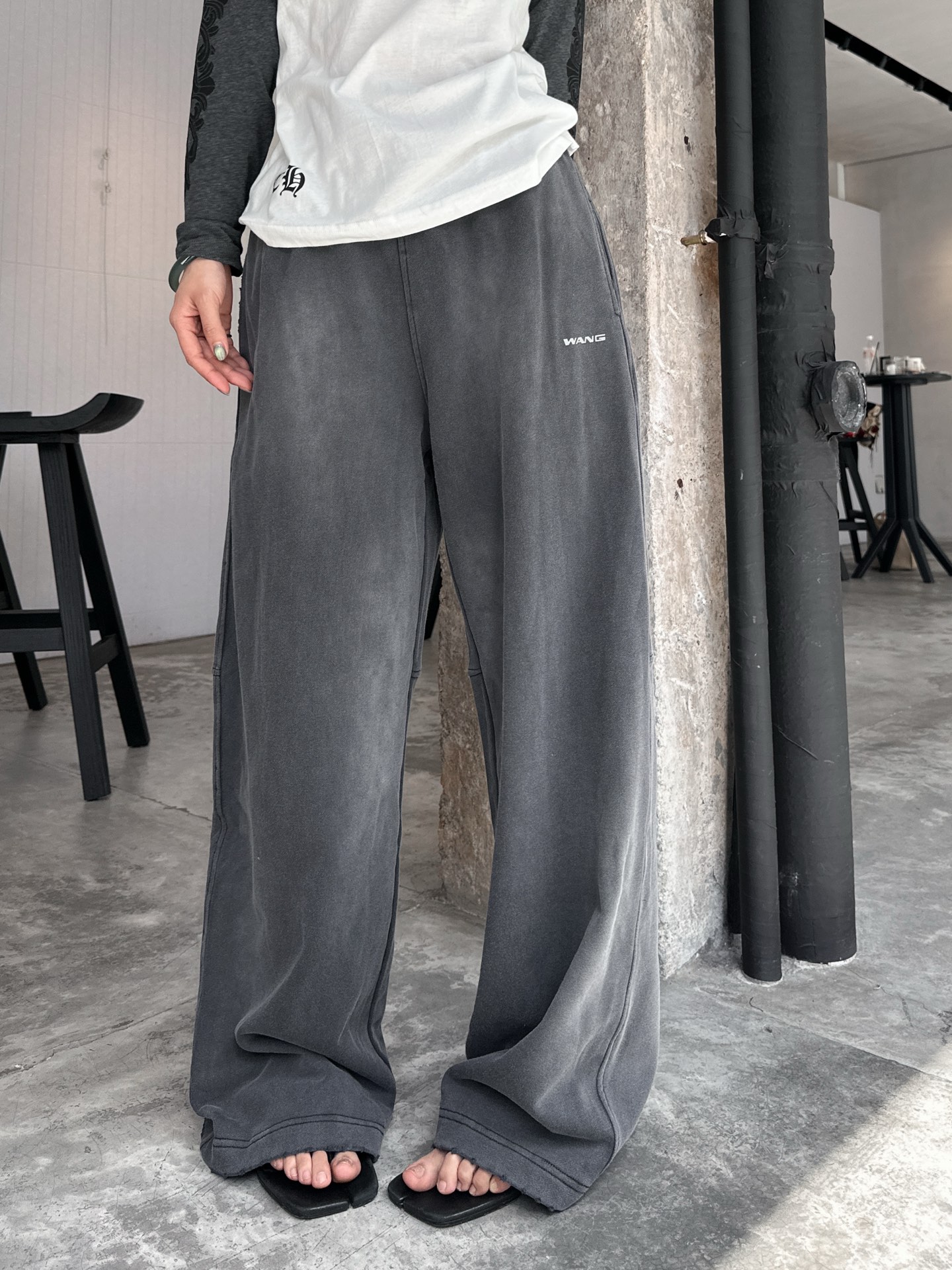 NO:319704,AW｜New style of hoodies, pure cotton terry fabric is soft and comfortable, heavy work and old washing process, pockets with high temperature watermark LOGO, waist elastic band, straight-tube style and slimming full score, size Sml, alexander wang19860909AW｜新款卫裤,纯棉毛圈面料柔软舒适,重工做旧水洗工艺,口袋搭配高温水印LOGO,腰部弹力带松紧,直筒版型显瘦满分,尺码Sml,,alexander wang,Women's clothing