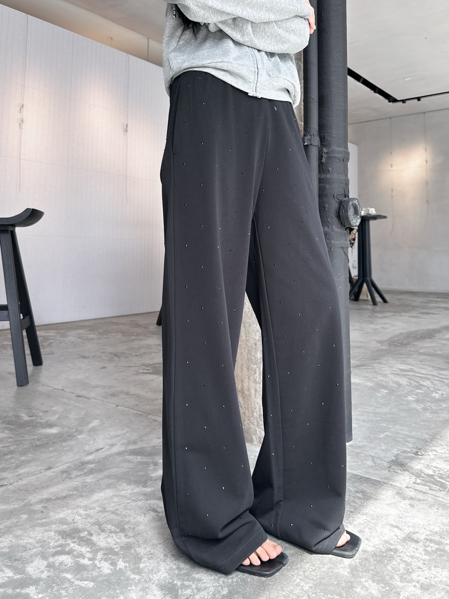 NO:319698,NEW｜New style of hoodies, thin pure cotton wool fabric, soft and delicate upper body comfortable, whole body heavy industry high temperature iron diamond design, A-line style makes it look slim and not picky, size Sml [Washing instructions: Crystal diamond scratching cloth area is small, and slight drilling is normal. Pure cotton fabric is recommended to dry cleaning and should not be exposed to the sun], alexander wang19860909NEW｜新款卫裤,薄款纯棉毛圈面料,柔软细腻上身舒适,整身重工高温烫钻设计,a字版型版型显瘦不挑人,尺码Sml ［洗涤须知水晶钻抓布面积小,轻微掉钻属正常现象.纯棉面料,建议干洗,不宜暴晒］,,alexander wang,Women's clothing