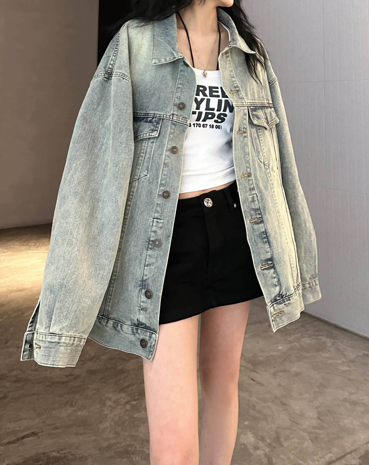 NO:319689,NEW｜New denim jacket, pure cotton denim fabric, full of deconstruction and splicing design, simple and versatile hooded version, retro and fashionable, loose style for men and women, size Sml [Washing instructions, denim, recommended to wash with gentle force, use warm water or cold water below 30℃, the dark and light colors are separated when washing, and it is not suitable to be exposed to the sun],, jackets & coats, hats, alexander wang19860909NEW｜新款牛仔外套,纯棉牛仔面料,解构拼接设计感十足,连帽版型简约百搭,做旧水洗工艺复古时尚,宽松版型男女同款,尺码Sml ［洗涤须知牛仔,建议手洗,力度轻柔,使用30℃以下温水或冷水洗涤,洗涤时深浅颜色分开,不宜暴晒］,,jackets & coats,hats,alexander wang,Women's clothing