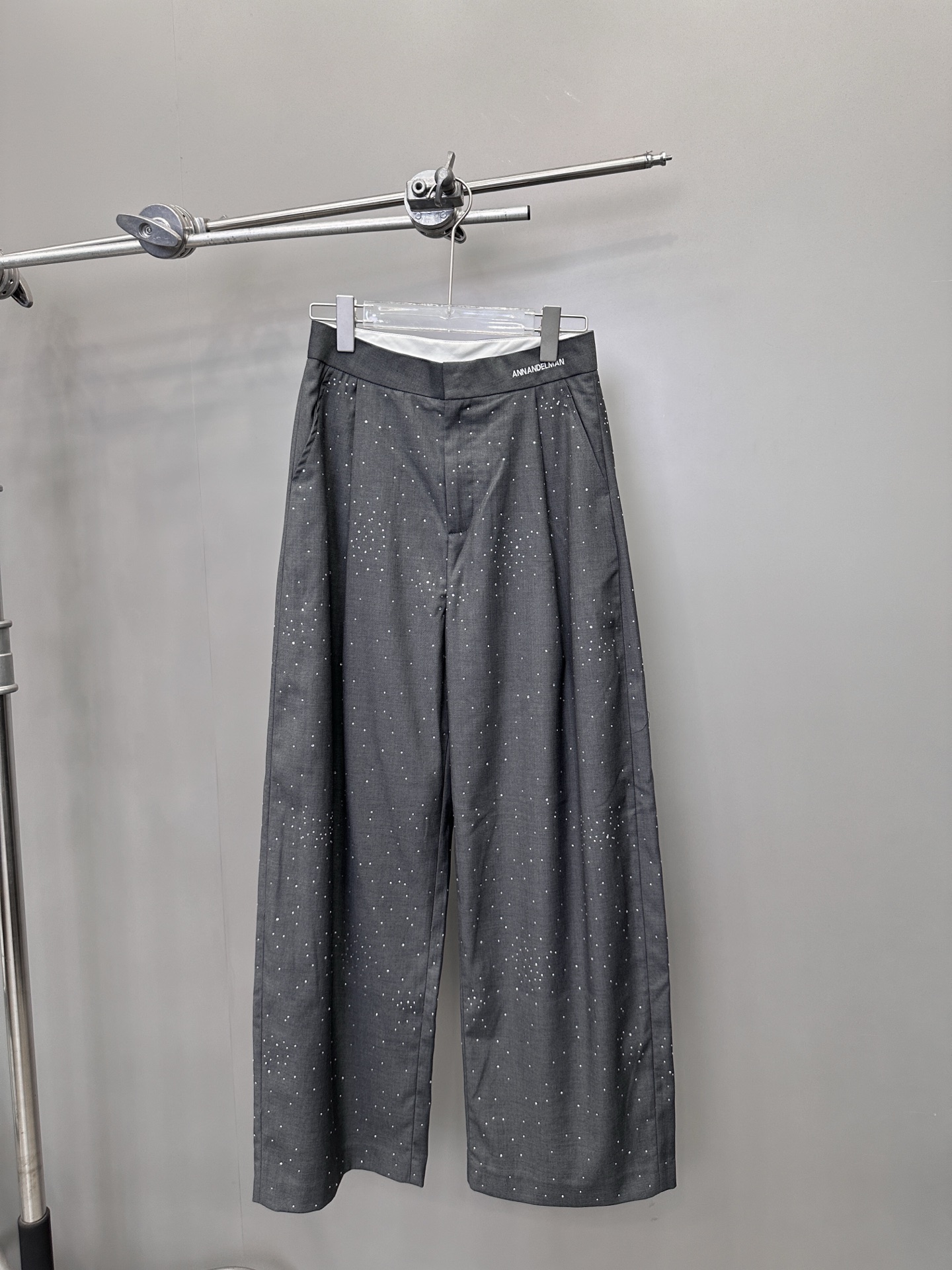 NO:319677,ANN｜New trousers, 75 wool fabric, full of wool feel, not tugging, whole body heavy-industrial crystal hot diamond process, full details of flashing and crushing diamonds, straight-fitting press-pleated leg shape, size Sml [Washing instructions: Crystal diamond scratching cloth area is small, and slight drilling is normal. Wool fabric is recommended to dry cleaning, not to be exposed to the sun], alexander wang19860909ANN｜新款西裤,75羊毛面料,毛感十足不扎身,整身重工水晶烫钻工艺,爆闪碎钻细节满分,直筒版型压褶修饰腿型,尺码Sml ［洗涤须知水晶钻抓布面积小,轻微掉钻属正常现象.羊毛面料,建议干洗,不宜暴晒］,,alexander wang,Women's clothing