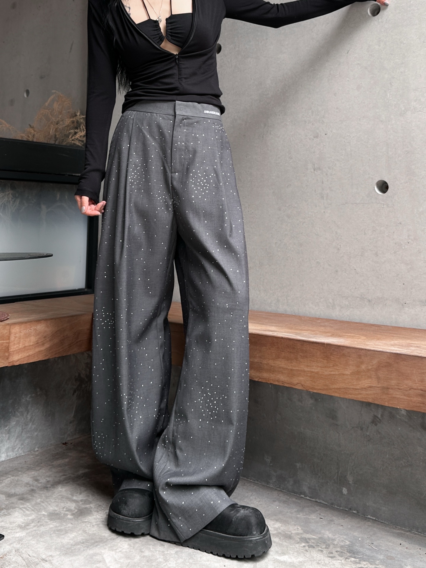 NO:319680,ANN｜New trousers, 75 wool fabric, full of wool feel, not tugging, whole body heavy-industrial crystal hot diamond process, full details of flashing and crushing diamonds, straight-fitting press-pleated leg shape, size Sml [Washing instructions: Crystal diamond scratching cloth area is small, and slight drilling is normal. Wool fabric is recommended to dry cleaning, not to be exposed to the sun], alexander wang19860909ANN｜新款西裤,75羊毛面料,毛感十足不扎身,整身重工水晶烫钻工艺,爆闪碎钻细节满分,直筒版型压褶修饰腿型,尺码Sml ［洗涤须知水晶钻抓布面积小,轻微掉钻属正常现象.羊毛面料,建议干洗,不宜暴晒］,,alexander wang,Women's clothing