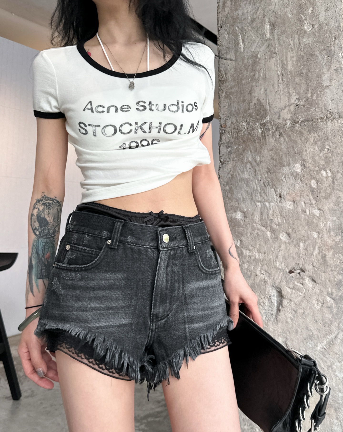 NO:319694,AW｜New shorts, pure cotton denim fabric, fake two-piece design feel, old washing process for the whole body, hem grinding treatment is full of retro feel, size Sml, shorts, alexander wang19860909AW｜新款短裤,纯棉牛仔面料,假两件设计感十足,整身做旧水洗工艺,下摆磨须处理复古感十足,尺码Sml,,shorts,alexander wang,Women's clothing