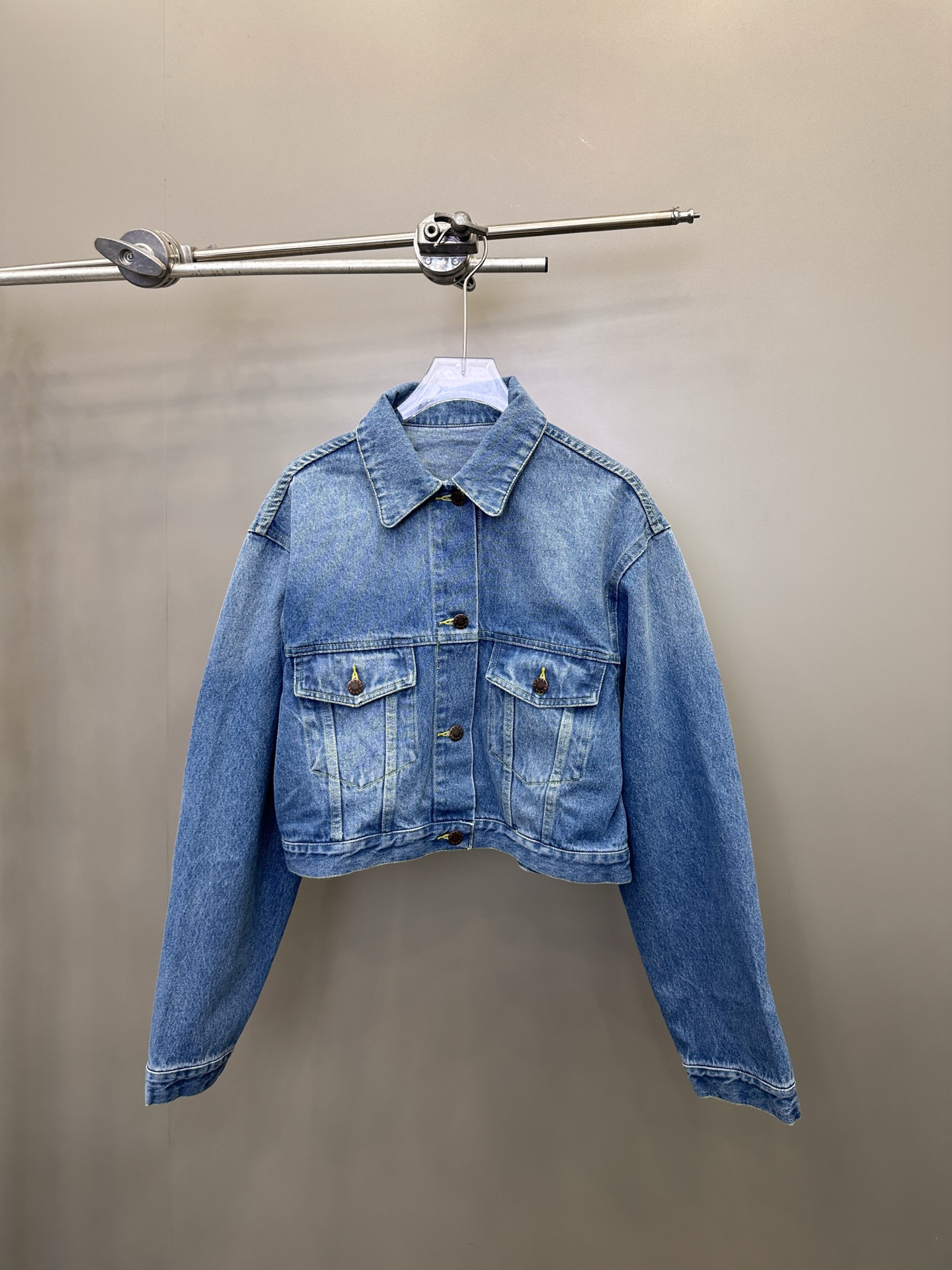 NO:319685,P home | New denim jacket, pure cotton denim fabric, heavy industry washing process, contrasting color bright thread sewing design, short style small and friendly, size Sml, jackets & coats, alexander wang19860909P家｜新款牛仔外套,纯棉牛仔面料,重工水洗工艺,撞色明线车缝设计感十足,短款版型小个子友好,尺码Sml,,jackets & coats,alexander wang,Women's clothing