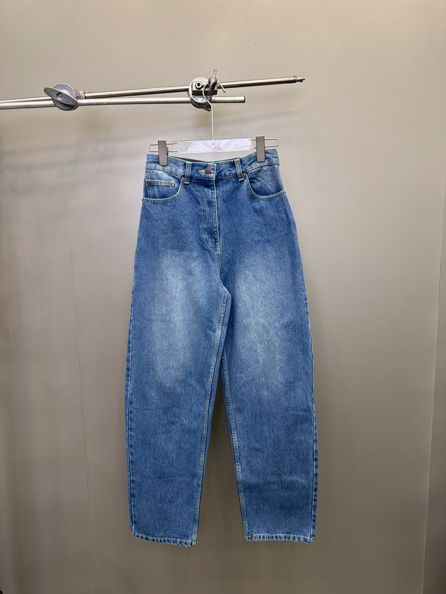 NO:319682,P home | New trousers, pure cotton denim fabric, old washing process, high waist style to make it look slim and tall, tapered trousers to modify the leg shape, size Sml, alexander wang19860909P家｜新款长裤,纯棉牛仔面料,做旧水洗工艺,高腰版型显瘦显高,锥形裤型修饰腿型,尺码Sml,,alexander wang,Women's clothing