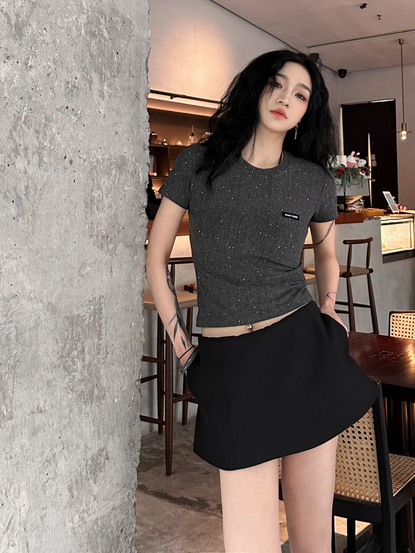 NO:319676,MIU｜New T-shirt, Tennis wool fabric, lightweight, soft, breathable and comfortable, full-length heavy industry hot diamonds and flashing, small-size design makes it look slim and versatile, size Sml, miumiu,tees, t-shirt, alexander wang19860909MIU｜新款t恤,天丝羊毛面料,轻薄柔软透气舒适,整身重工烫钻爆闪满分,小版型设计显瘦百搭,尺码Sml,,miumiu,tees，t-shirt,alexander wang,Women's clothing