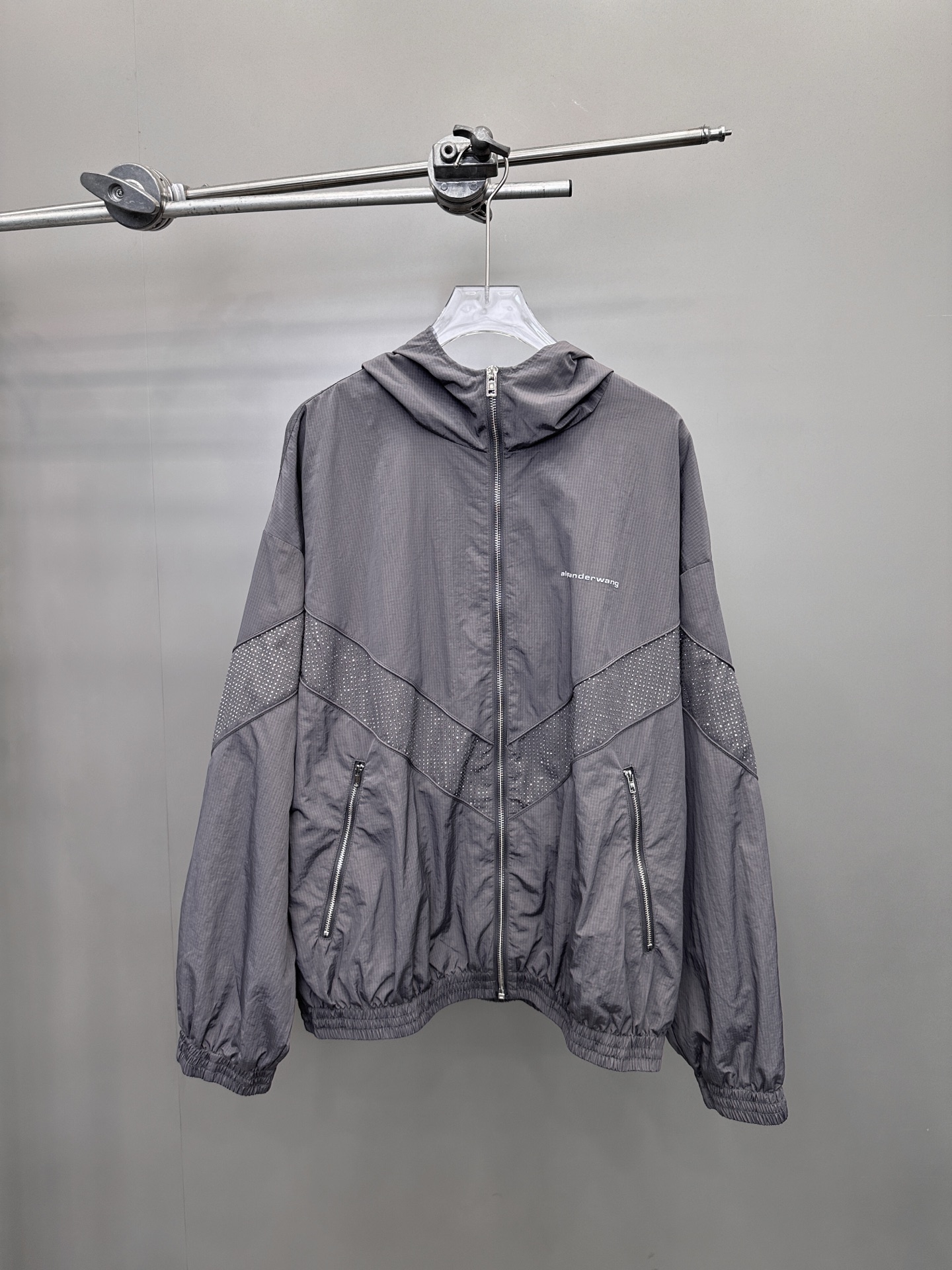 NO:319696,Top AW｜New windbreaker Recycled nylon fabric, mesh breathable inner liner sports and casual, three-dimensional offset logo design on the chest, side paired with heavy industry same-color hot diamond blinking full score, size Sml, alexander wang19860909上衣 AW｜新款风衣 再生尼龙面料,网状透气内胆运动休闲,胸前搭配立体胶印logo设计,侧边搭配重工同色烫钻爆闪满分,尺码Sml,,alexander wang,Women's clothing