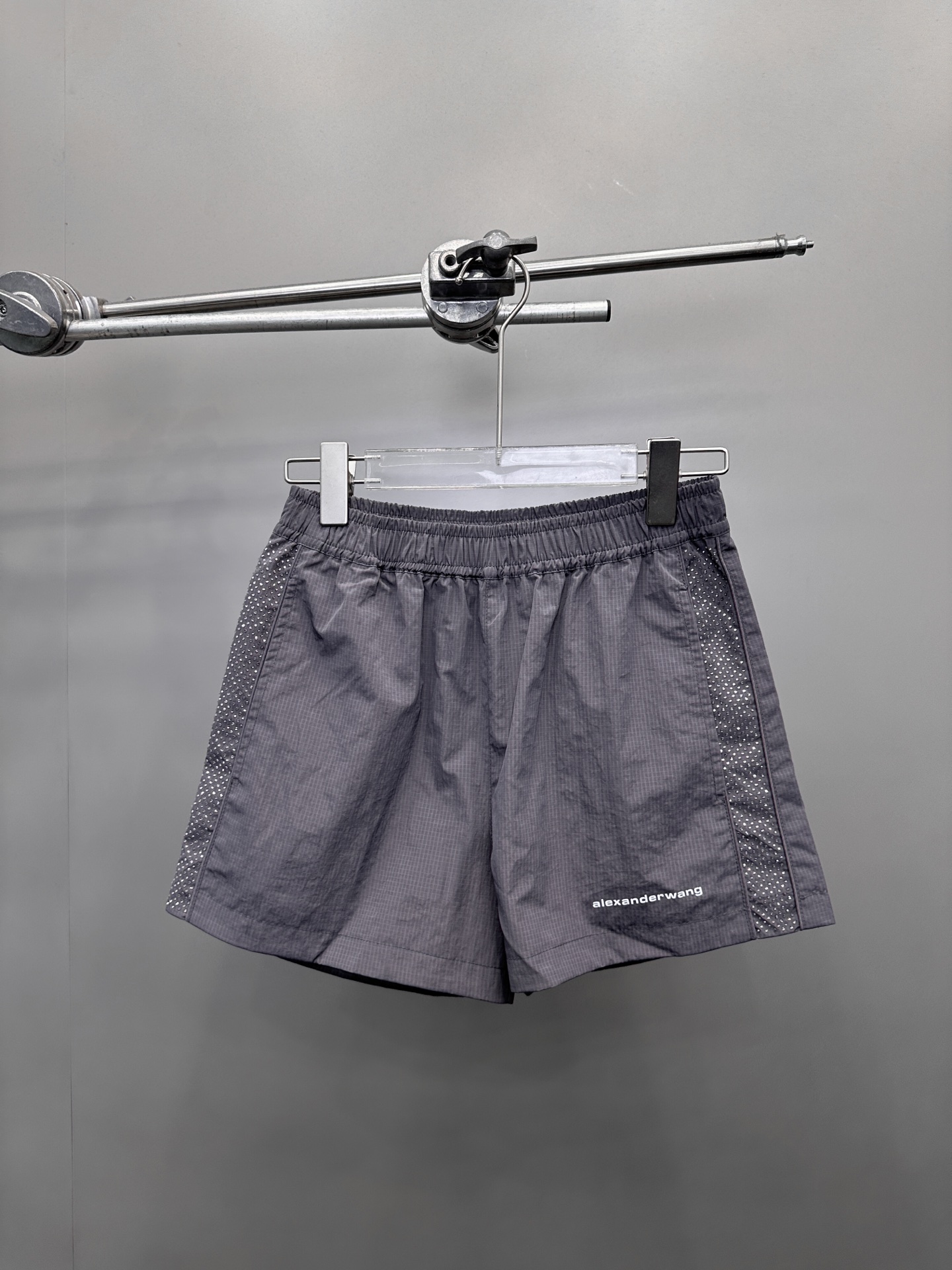 NO:319693,Pants AW｜New shorts recycled nylon fabric, mesh breathable inner liner sports and casual, three-dimensional offset printing logo design on the chest, side paired with heavy industry same-color hot diamond blinking full score, size Sml, shorts, alexander wang19860909裤子 AW｜新款短裤 再生尼龙面料,网状透气内胆运动休闲,胸前搭配立体胶印logo设计,侧边搭配重工同色烫钻爆闪满分,尺码Sml,,shorts,alexander wang,Women's clothing