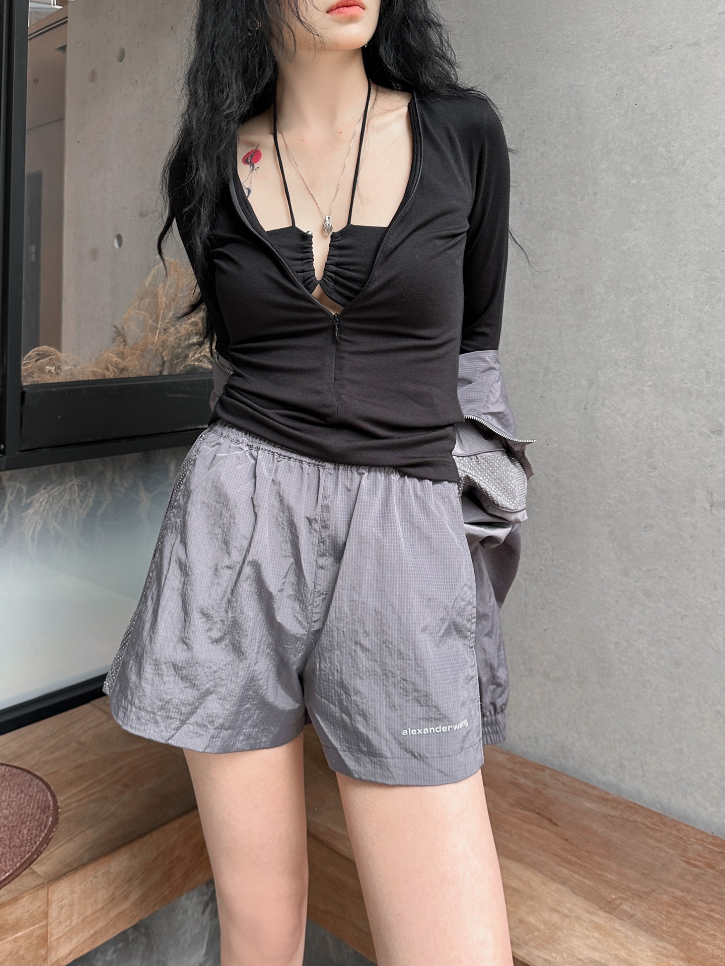 NO:319699,Tops Shorts AW｜New windbreaker set Recycled nylon fabric, mesh breathable inner liner sports and casual, three-dimensional offset printing logo design on the chest, side paired with heavy industry same-color hot diamond blasting full score, size Sml, shorts, alexander wang19860909上衣 短裤 AW｜新款风衣套装 再生尼龙面料,网状透气内胆运动休闲,胸前搭配立体胶印logo设计,侧边搭配重工同色烫钻爆闪满分,尺码Sml,,shorts,alexander wang,Women's clothing