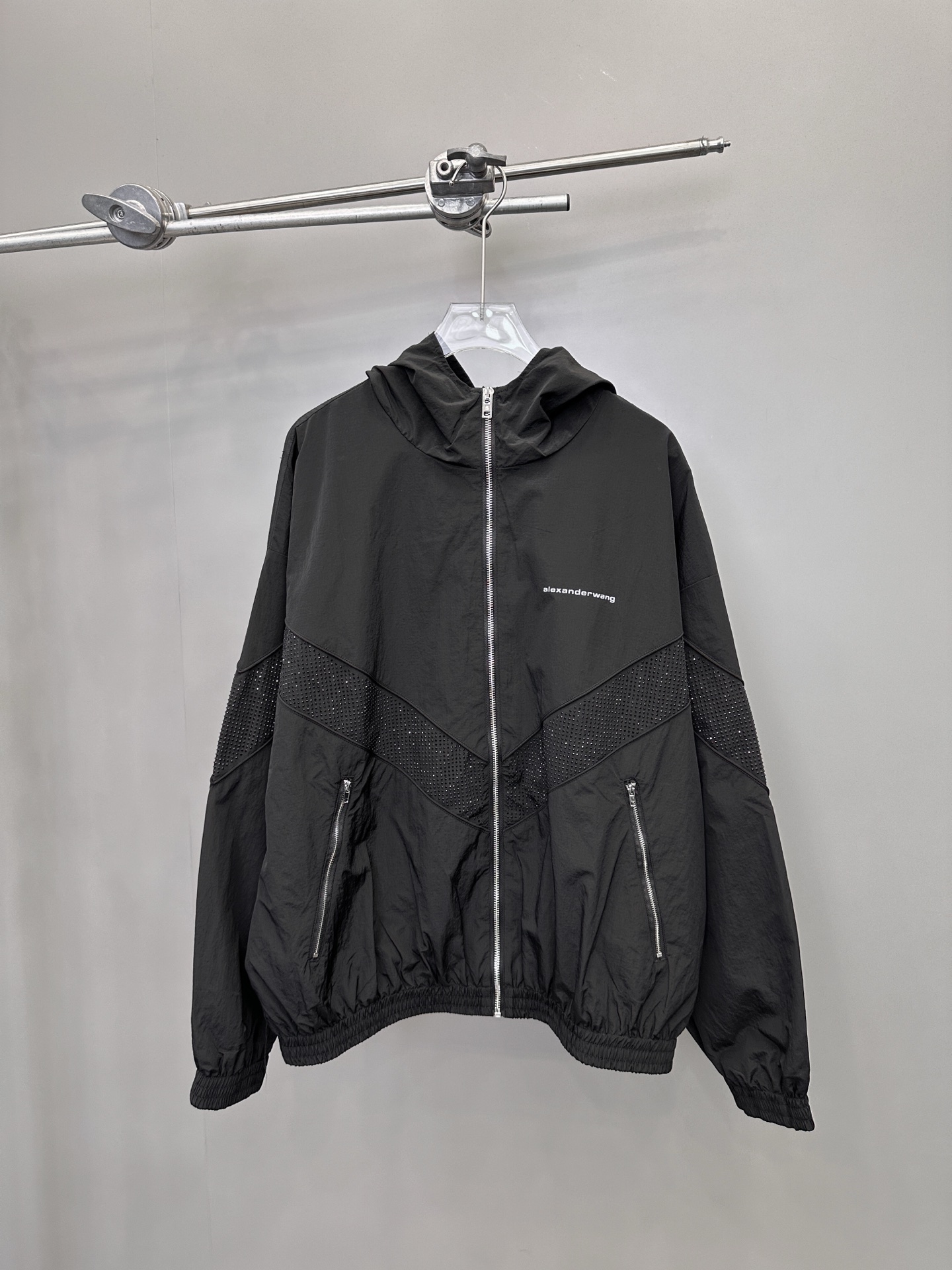 NO:319687,Top AW｜New windbreaker Recycled nylon fabric, mesh breathable inner liner sports and casual, three-dimensional offset logo design on the chest, side paired with heavy industry same-color hot diamond blinking full score, size Sml, alexander wang19860909上衣 AW｜新款风衣 再生尼龙面料,网状透气内胆运动休闲,胸前搭配立体胶印logo设计,侧边搭配重工同色烫钻爆闪满分,尺码Sml,,alexander wang,Women's clothing