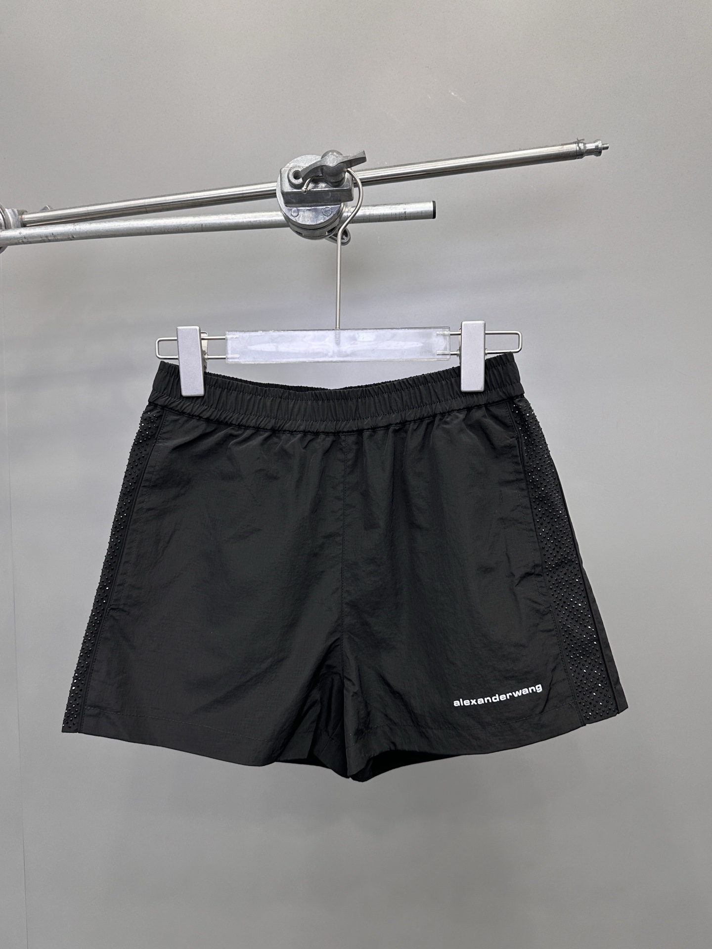 NO:319684,Pants AW｜New shorts recycled nylon fabric, mesh breathable inner liner sports and casual, three-dimensional offset printing logo design on the chest, side paired with heavy industry same-color hot diamond blinking full score, size Sml, shorts, alexander wang19860909裤子 AW｜新款短裤 再生尼龙面料,网状透气内胆运动休闲,胸前搭配立体胶印logo设计,侧边搭配重工同色烫钻爆闪满分,尺码Sml,,shorts,alexander wang,Women's clothing