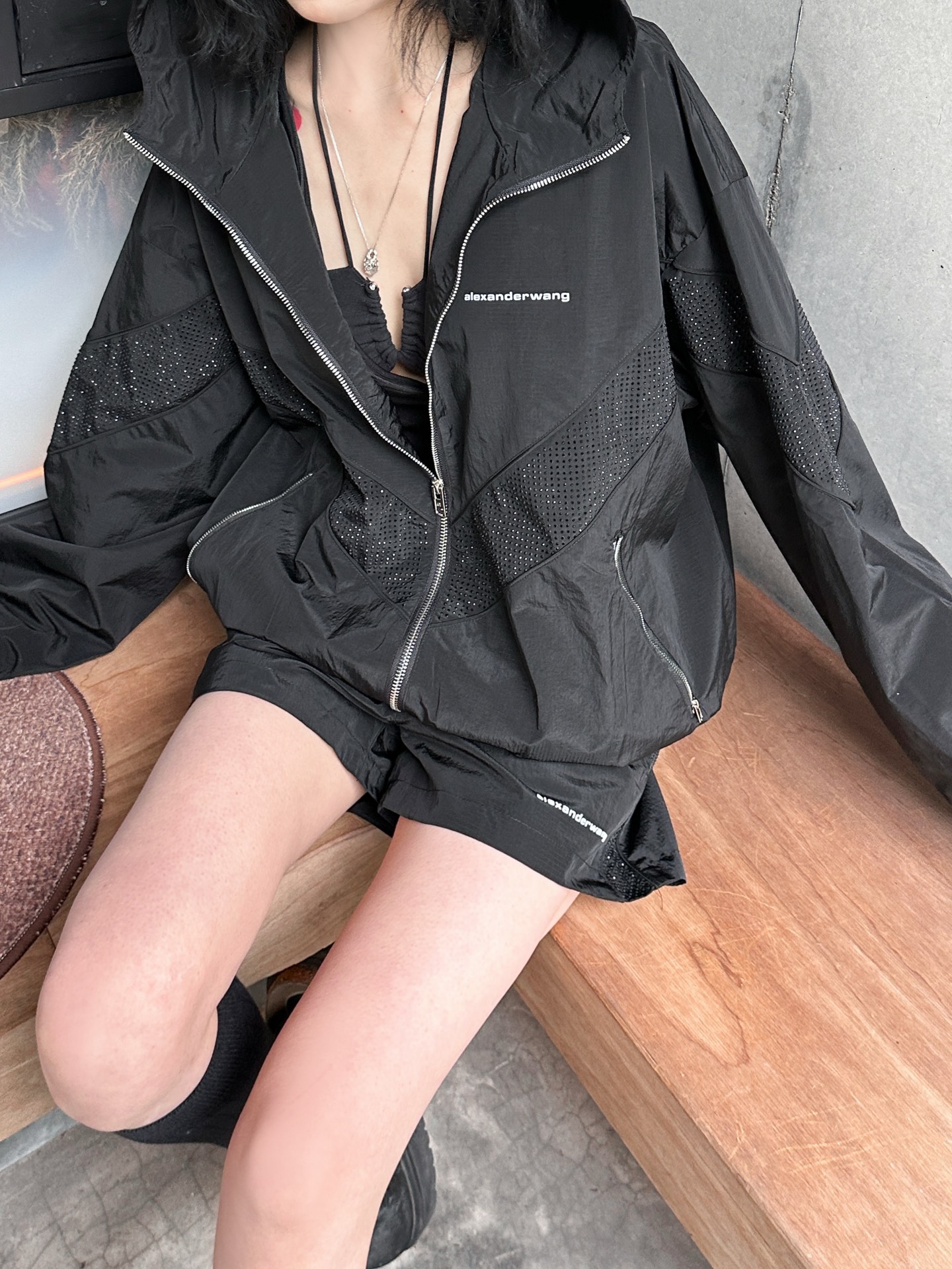 NO:319690,Tops Shorts AW｜New windbreaker set Recycled nylon fabric, mesh breathable inner liner sports and casual, three-dimensional offset printing logo design on the chest, side paired with heavy industry same-color hot diamond blasting full score, size Sml, shorts, alexander wang19860909上衣 短裤 AW｜新款风衣套装 再生尼龙面料,网状透气内胆运动休闲,胸前搭配立体胶印logo设计,侧边搭配重工同色烫钻爆闪满分,尺码Sml,,shorts,alexander wang,Women's clothing