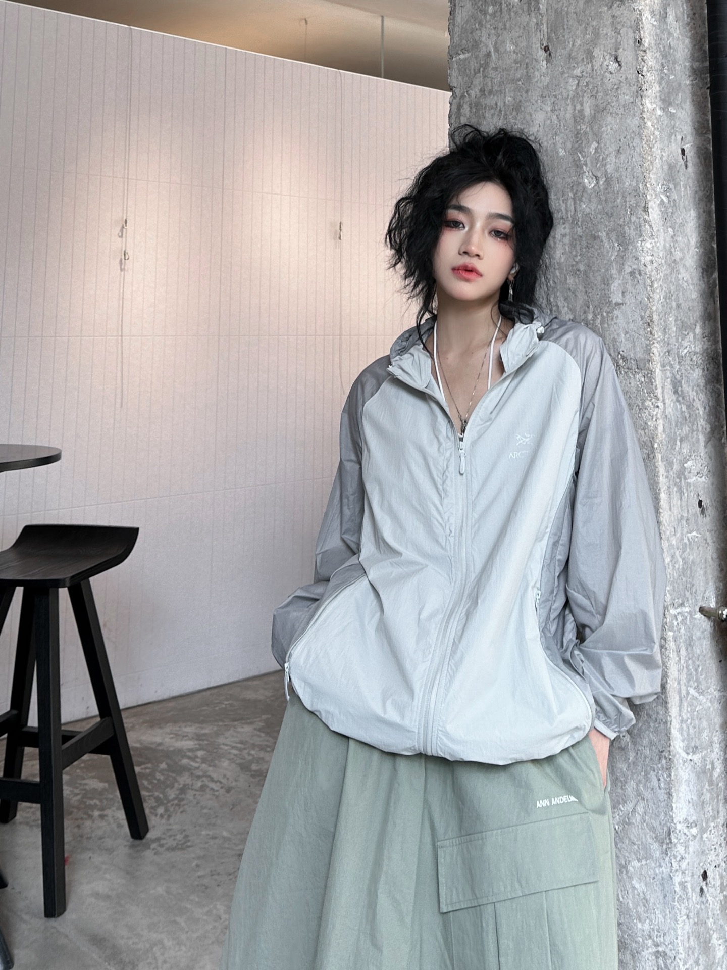 NO:319675,ARC｜New skin clothing, imported technology fiber fabric, customized contrasting dark pattern printing design, ultra-thin breathable sun protection, windbreaker style is very handsome, classic printed logo decoration on the chest, elastic band on the hem, loose style for men and women, size Sml [Washing instructions: Polyester fiber should be washed with cold water or warm water, the dark and light colors should be separated, the shade should be dried during drying, and not exposed to the sun to avoid wrinkles], alexander wang19860909ARC｜新款皮肤衣,进口科技纤维面料,定制撞色暗纹印花设计,超薄透气防晒,风衣版型帅气十足,胸前经典印花logo装饰,下摆松紧带,宽松版型男女同款,尺码Sml ［洗涤须知聚酯纤维 宜用冷水或温水洗涤,深浅颜色分开,晾晒时宜阴干,不可暴晒以免生皱］,,alexander wang,Women's clothing