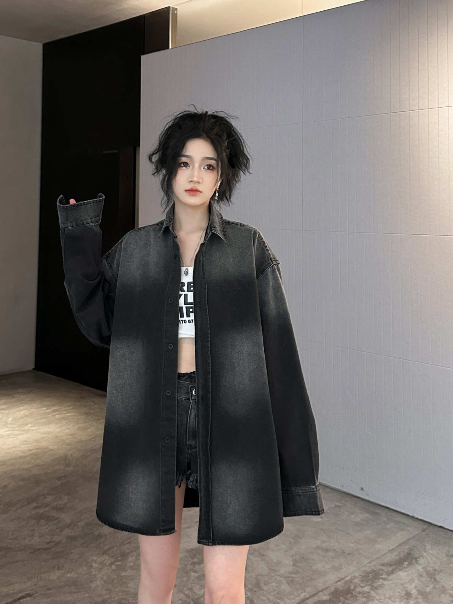 NO:319664,NEW｜New shirt, pure cotton denim fabric, straight shoulder style, old-fashioned washing process, imported three-dimensional plain embroidery logo design on the chest, loose style for men and women, size Sml, shirts, alexander wang19860909NEW｜新款衬衫,纯棉牛仔面料,正肩版型挺括有型,整身做旧水洗工艺,胸前进口立体平纹刺绣logo设计,宽松版型男女同款,尺码Sml,,shirts,alexander wang,Women's clothing