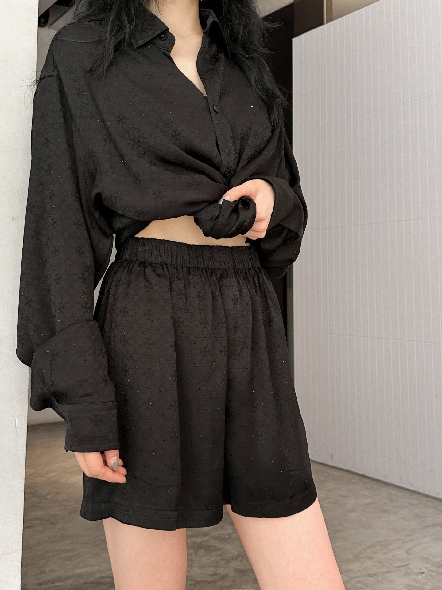 NO:335182,Shirt Shorts Croxin | New jacquard set, silk cotton jacquard fabric, ready-to-wear full-body ironing process, size sml, chrome hearts, shorts, alexander wang19860909衬衣 短裤 克罗心 ｜ 新款提花套装,人丝人棉提花面料,成衣全身烫钻工艺,尺码sml,,chrome hearts,shorts,alexander wang,Women's clothing