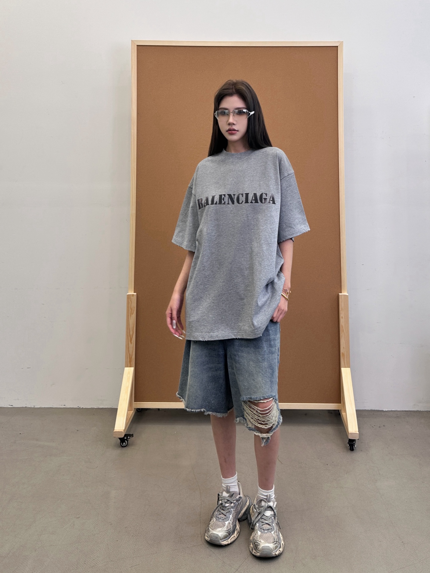 NO:329963,Paris ｜ New printing T, front and rear white ink printing plus laundry washing water hanging grinding color spraying superposition technology, cotton, same style for men and women, size sml, alexander wang19860909巴黎 ｜ 新款印花T,前后白墨印花加成衣洗水吊磨喷色叠加工艺,棉,男女同款,尺码sml,,alexander wang,Women's clothing