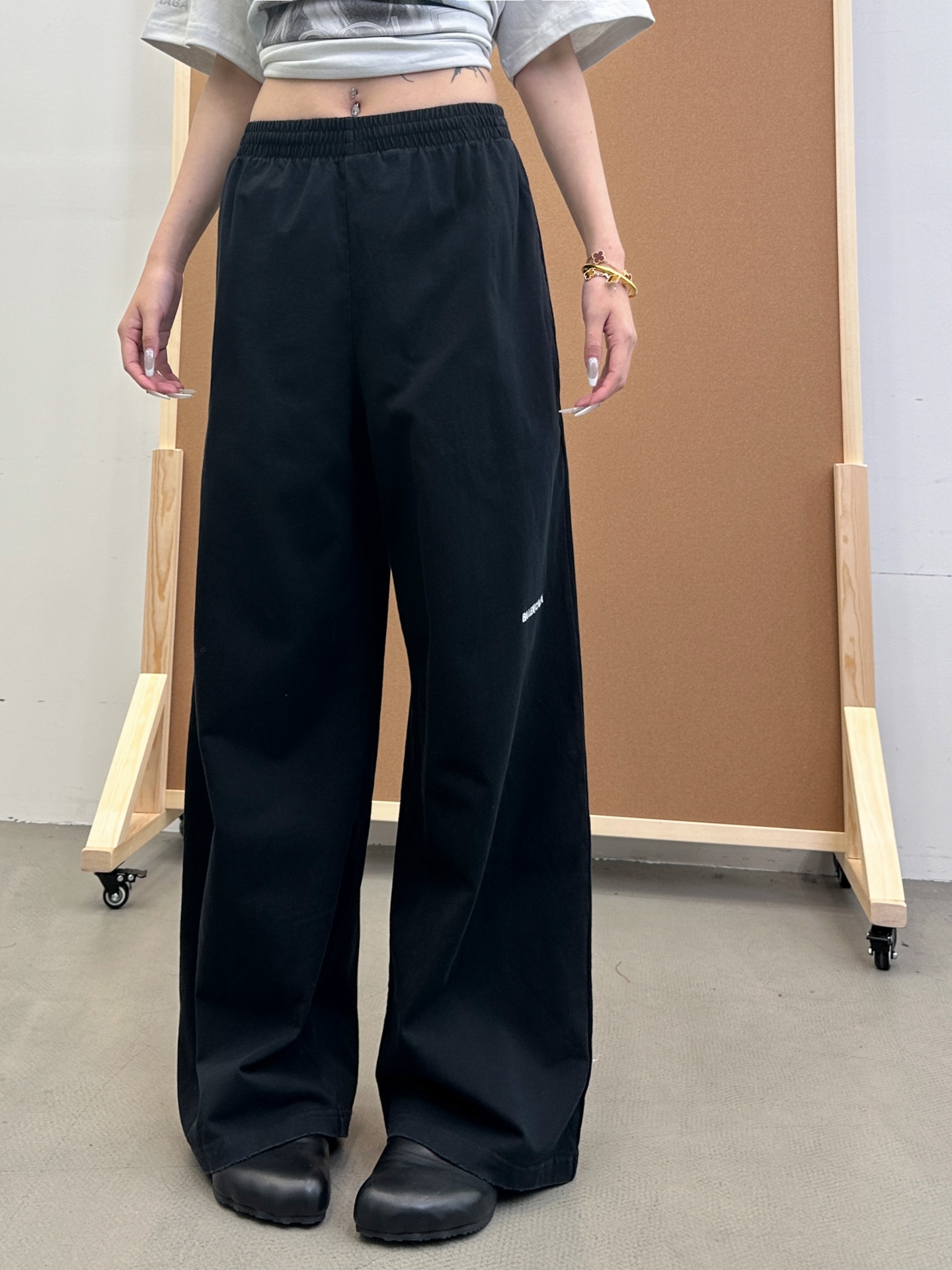 NO:329997,Paris ｜ New style hoodies, classic letter embroidery mark combined with laundry washing and stir-frying color hanging grinding technology, same style for men and women, cotton, size sml, alexander wang19860909巴黎 ｜ 新款卫裤,经典字母刺绣标结合成衣洗水炒色吊磨工艺,男女同款,棉,尺码sml,,alexander wang,Women's clothing