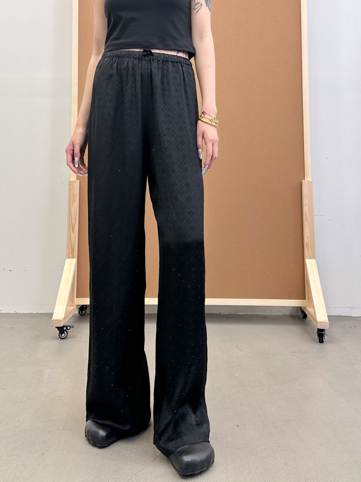 NO:329962,Croxin | New jacquard cardigan, silk cotton jacquard fabric, ready-to-wear full-body ironing process, size sml, chrome hearts, alexander wang19860909克罗心 ｜ 新款提花开衫,人丝人棉提花面料,成衣全身烫钻工艺,尺码sml,,chrome hearts,alexander wang,Women's clothing