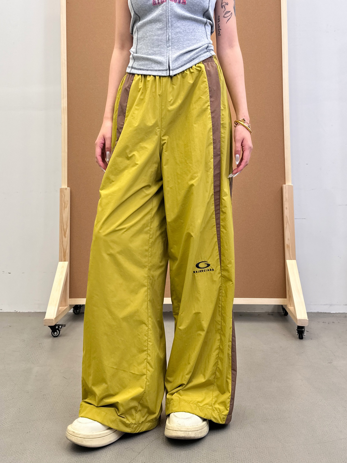 NO:329953,Paris ｜ New outdoor casual pants, front and rear embroidery marks, structural splicing contrasting color craftsmanship, same style for men and women, size sml, alexander wang19860909巴黎 ｜ 新款户外休闲裤,前后刺绣标,结构拼接撞色工艺,男女同款,尺码sml,,alexander wang,Women's clothing