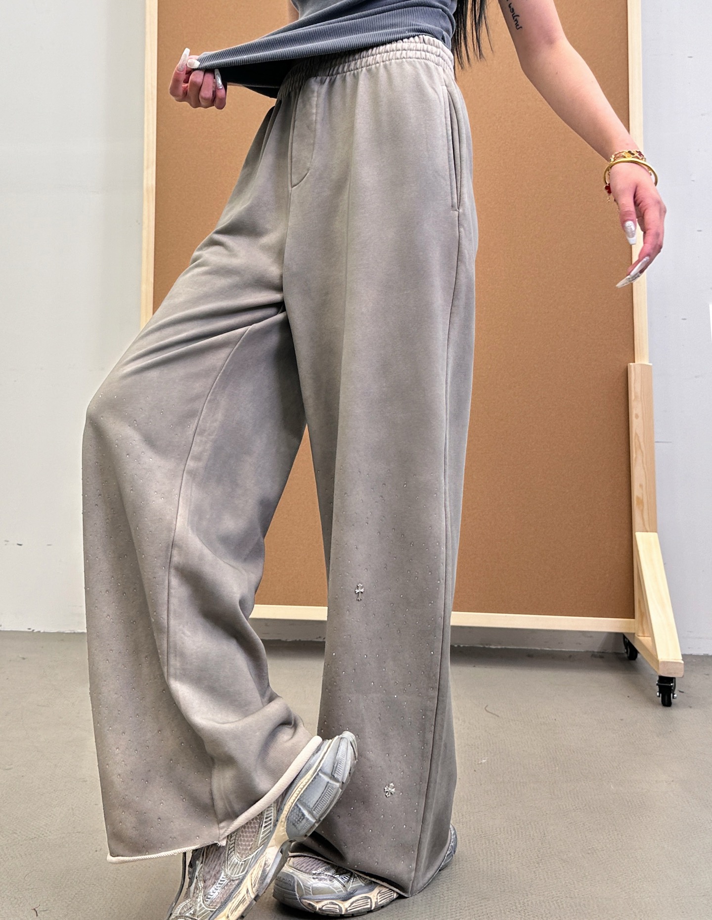 NO:329956,Croxin | New style of hoodies, laundry and washing water spraying process, full body ironing process superposition, cotton, same style for men and women, size sml, chrome hearts, alexander wang19860909克罗心 ｜ 新款卫裤,成衣洗水喷色工艺,全身烫钻工艺叠加,棉,男女同款,尺码sml,,chrome hearts,alexander wang,Women's clothing