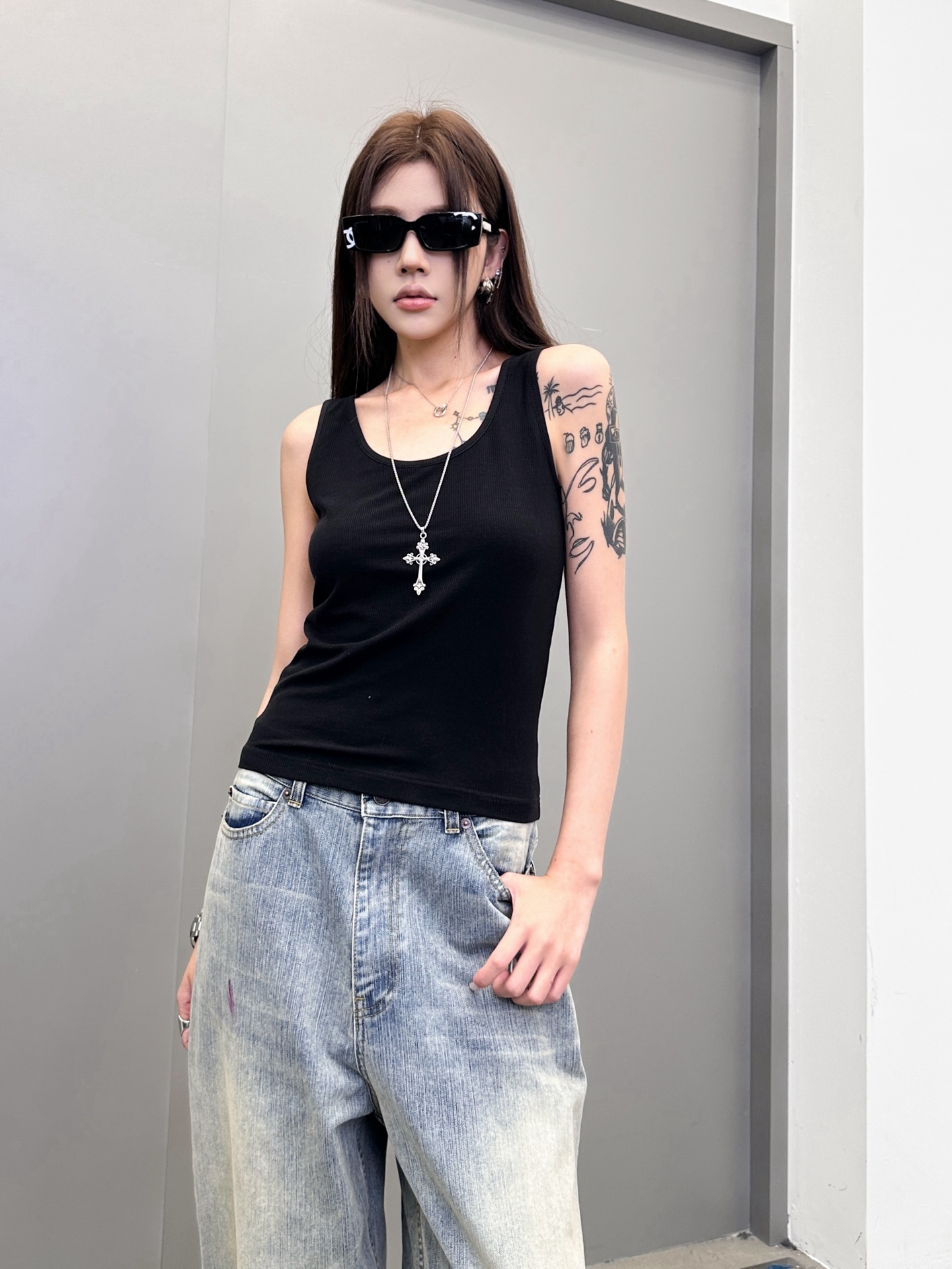 NO:329954,Paris ｜ New vest, Tencel wool blend fabric has a strong skin-friendly feel, classic embroidery label, size sml, alexander wang19860909巴黎 ｜ 新款背心,天丝羊毛混纺面料亲肤感强,经典刺绣标,尺码sml,,alexander wang,Women's clothing