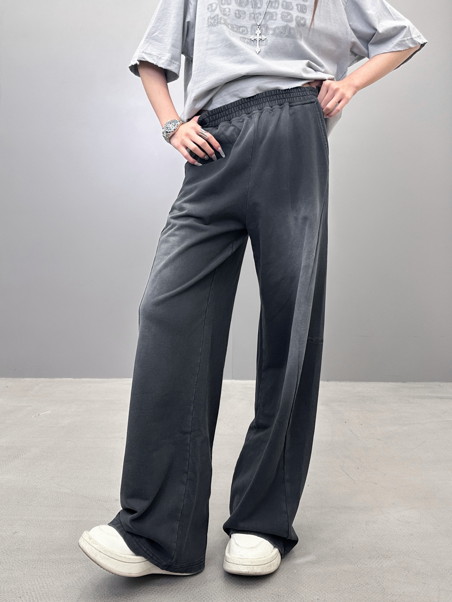 NO:329922,ACNE ｜ New structural sleeves, laundry and wash water spray color hanging grinding technology, cotton, same style for men and women, size sml, acne studios, alexander wang19860909ACNE ｜ 新款结构卫裤,成衣洗水喷色吊磨工艺,棉,男女同款,尺码sml,,acne studios,alexander wang,Women's clothing