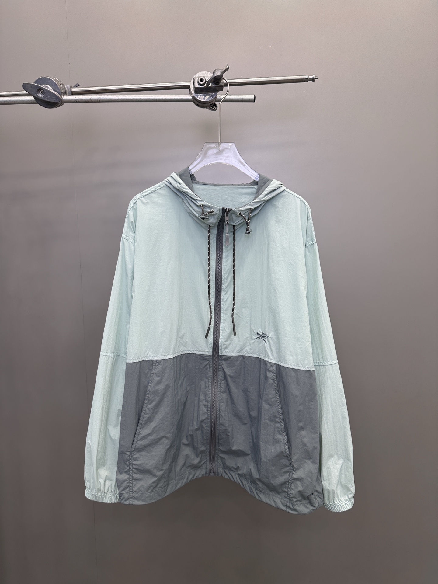 NO:330736,Bird | New style of protective clothing, classic embroidery and splicing contrasting color protective clothing, same style for men and women, size sml, alexander wang19860909鸟 ｜ 新款防嗮服,经典刺绣标加拼接撞色防嗮衣,男女同款,尺码sml,,alexander wang,Women's clothing