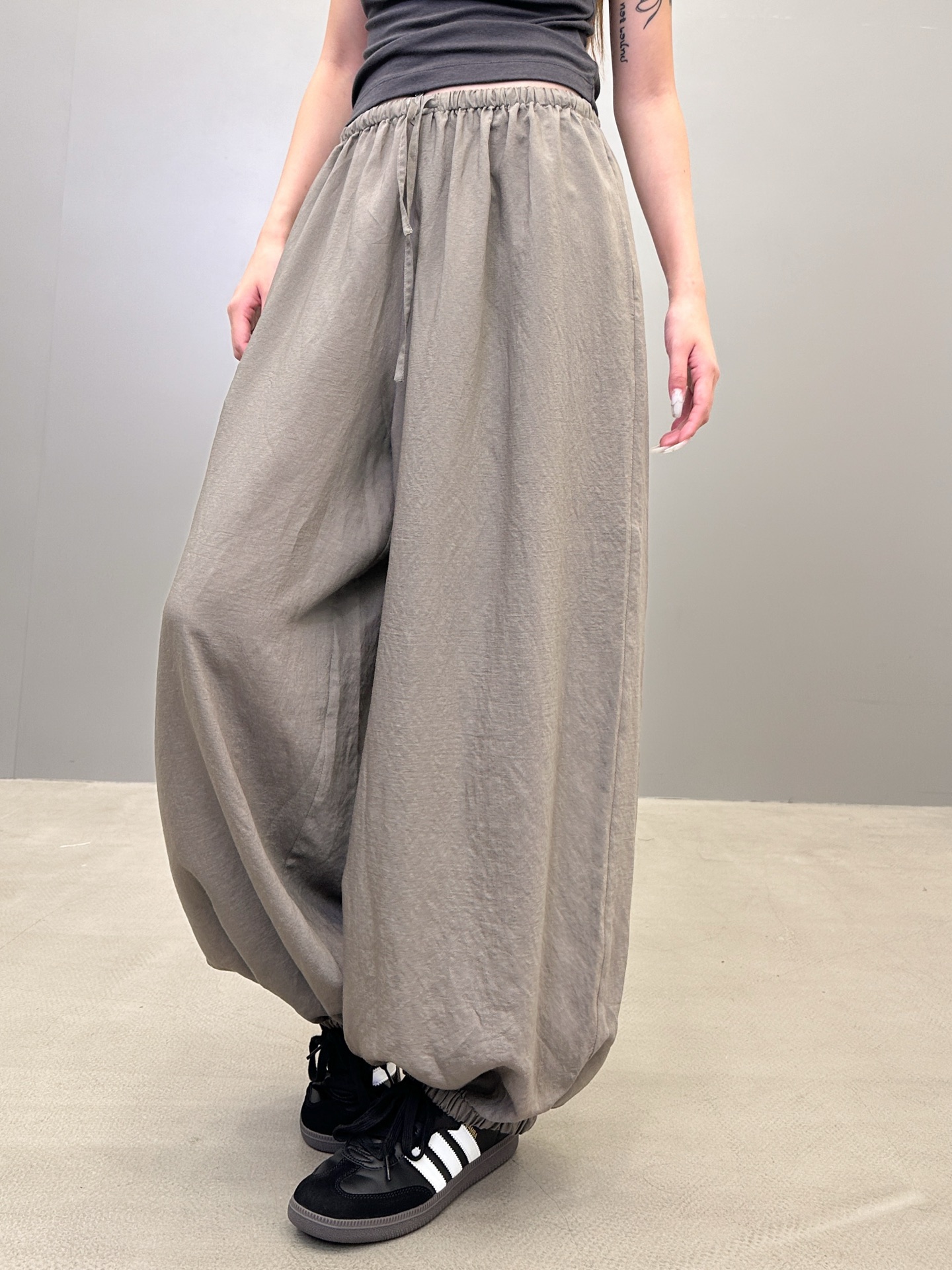 NO:335177,mm6 ｜ New casual pants, special cotton blended fabric, light and breathable, loose casual style, size sml,,masion magiela,alexander wang19860909mm6 ｜ 新款休闲裤,特殊人棉混纺面料轻薄透气性强,宽松休闲版型,尺码sml,,masion margiela,alexander wang,Women's clothing