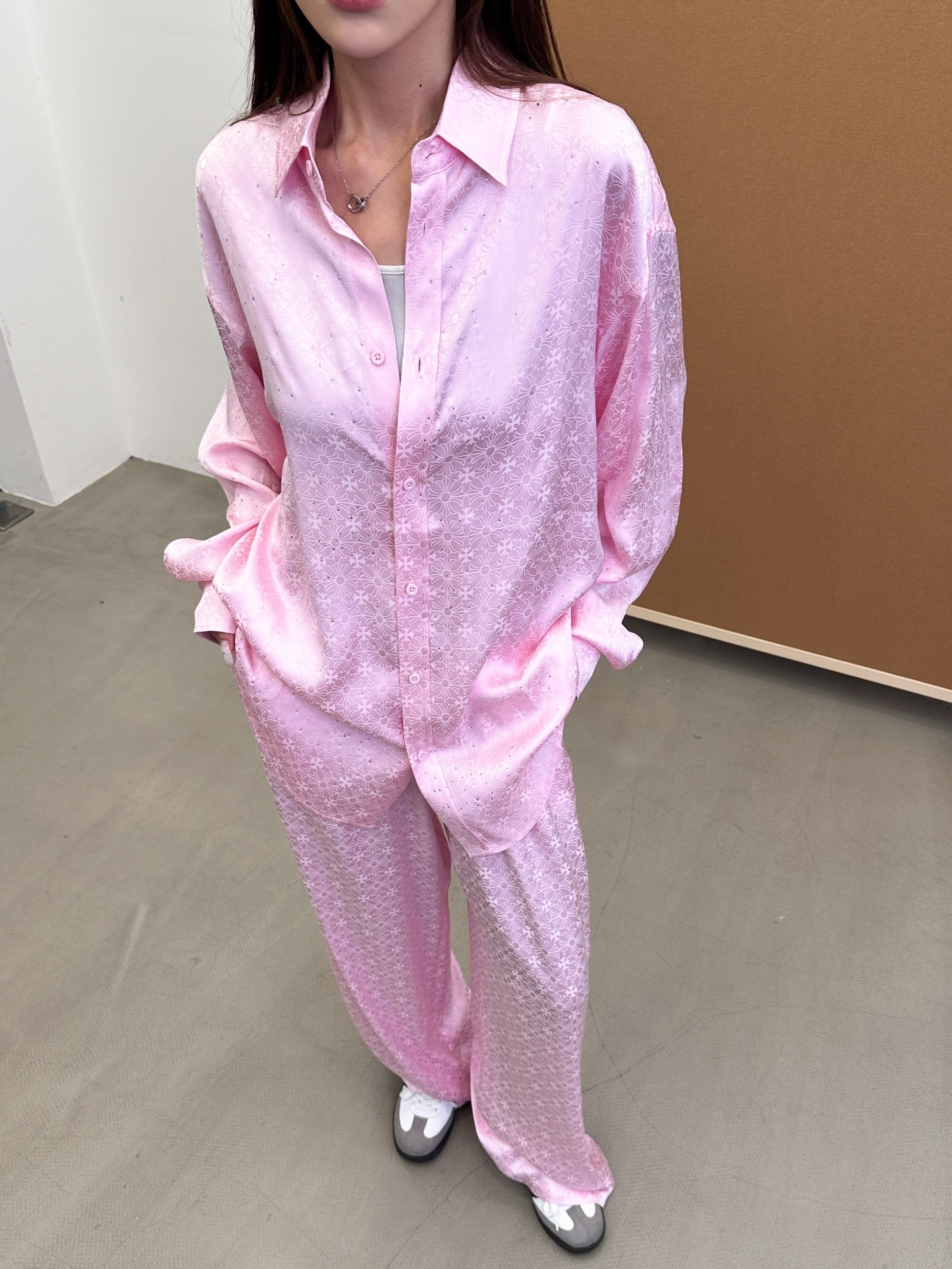 NO:335185,Croxin | New jacquard shirt, silk cotton jacquard fabric, ready-to-wear full-body ironing process, size sml, chrome hearts, alexander wang19860909克罗心 ｜ 新款提花衬衣,人丝人棉提花面料,成衣全身烫钻工艺,尺码sml,,chrome hearts,alexander wang,Women's clothing