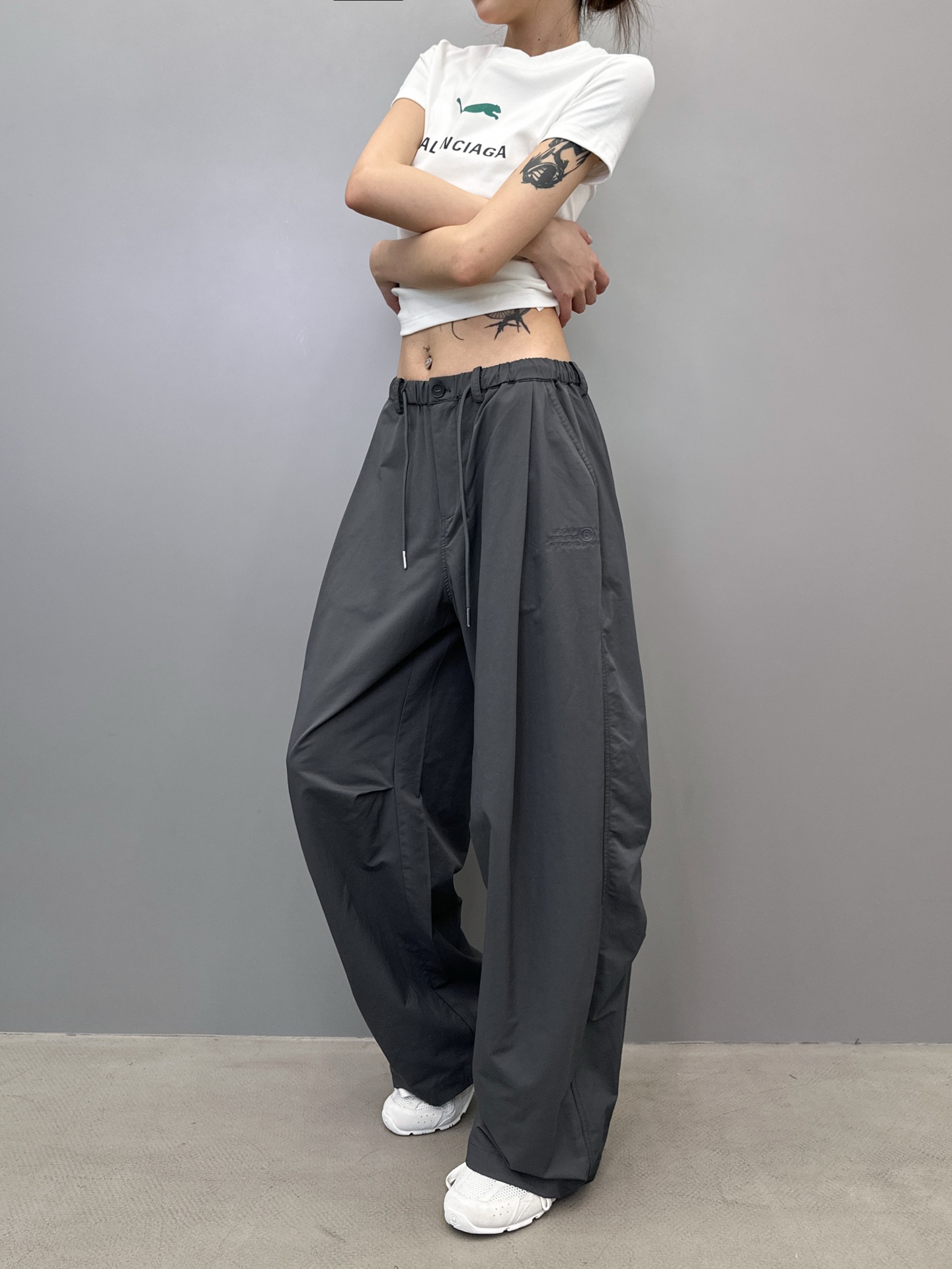 NO:457952,mm6 ｜ New scimitar casual pants, classic embroidery logo, imported tensile blend fabric, same style for men and women, size sml,,masion margiela,alexander wang19860909mm6 ｜ 新款弯刀休闲裤,经典刺绣标,进口天丝混纺面料,男女同款,尺码sml,,masion margiela,alexander wang,Women's clothing