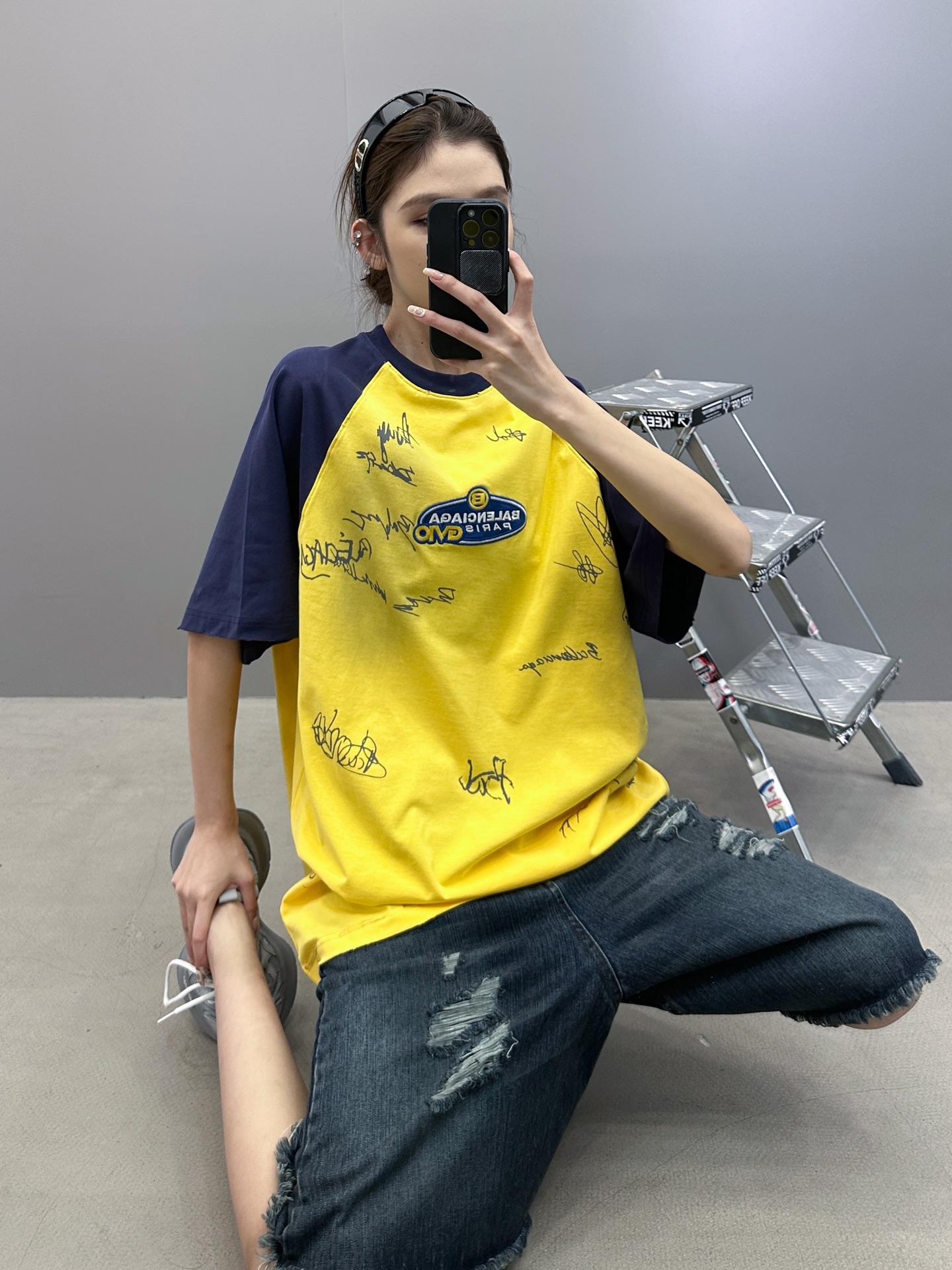 NO:460884,Paris ｜ New short-sleeved T-sleeved, contrasting ragdoll sleeve style, full-body signature printing, laundry washing water hanging grinding and spray color superposition technology, chest patch embroidery flat embroidery combined workmanship, same style for men and women, size sml, T-shirt, alexander wang19860909巴黎 ｜ 新款短袖t,撞色插肩袖款式,全身签名印花,成衣洗水吊磨喷色叠加工艺,胸口贴布绣平绣结合做工,男女同款,尺码sml,,T-shirt,alexander wang,Women's clothing