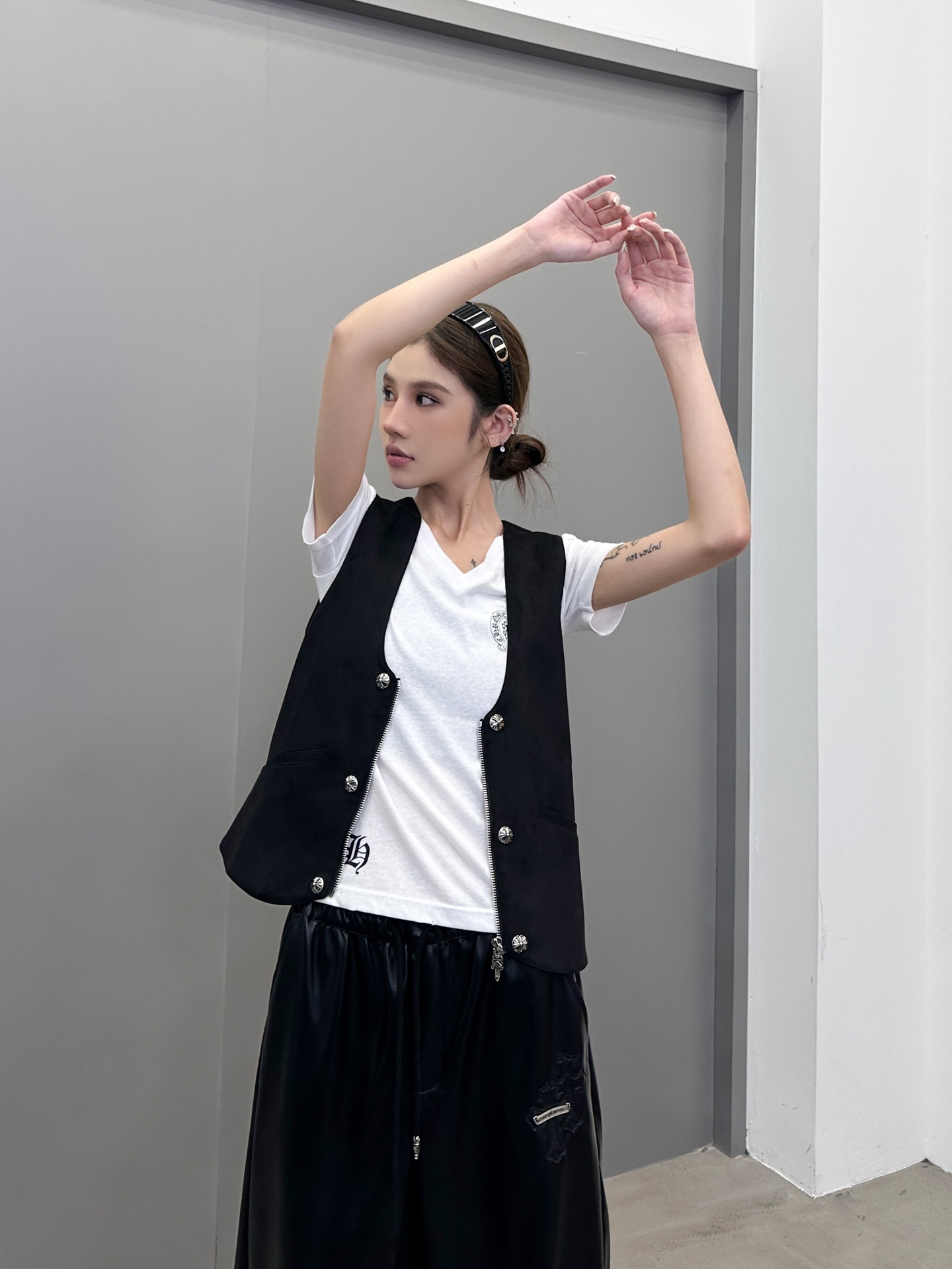 NO:460946,Croxin | New vest, special environmentally friendly fabric with three-dimensional embroidery pattern, fashionable and casual, same style for men and women, size sml, chrome hearts, alexander wang19860909克罗心 ｜ 新款马甲,特殊环保面料加立体刺绣图案,时尚休闲,男女同款,尺码sml,,chrome hearts,alexander wang,Women's clothing