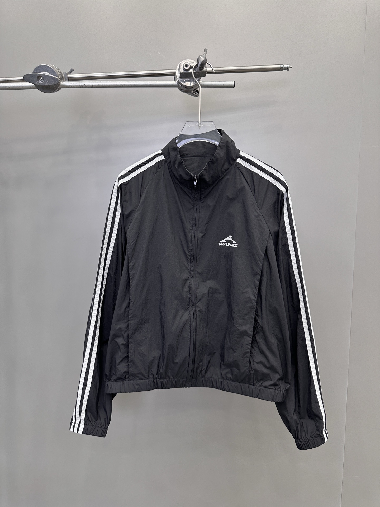 NO:464773,King | New sports and casual tops, classic thick printed logo, handmade car bar craftsmanship, imported nylon fabric, size sml, alexander wang, alexander wang19860909大王 ｜ 新款运动休闲上衣,经典厚版印花标,手工车杠工艺,进口尼龙面料,尺码sml,,alexander wang,alexander wang,Women's clothing