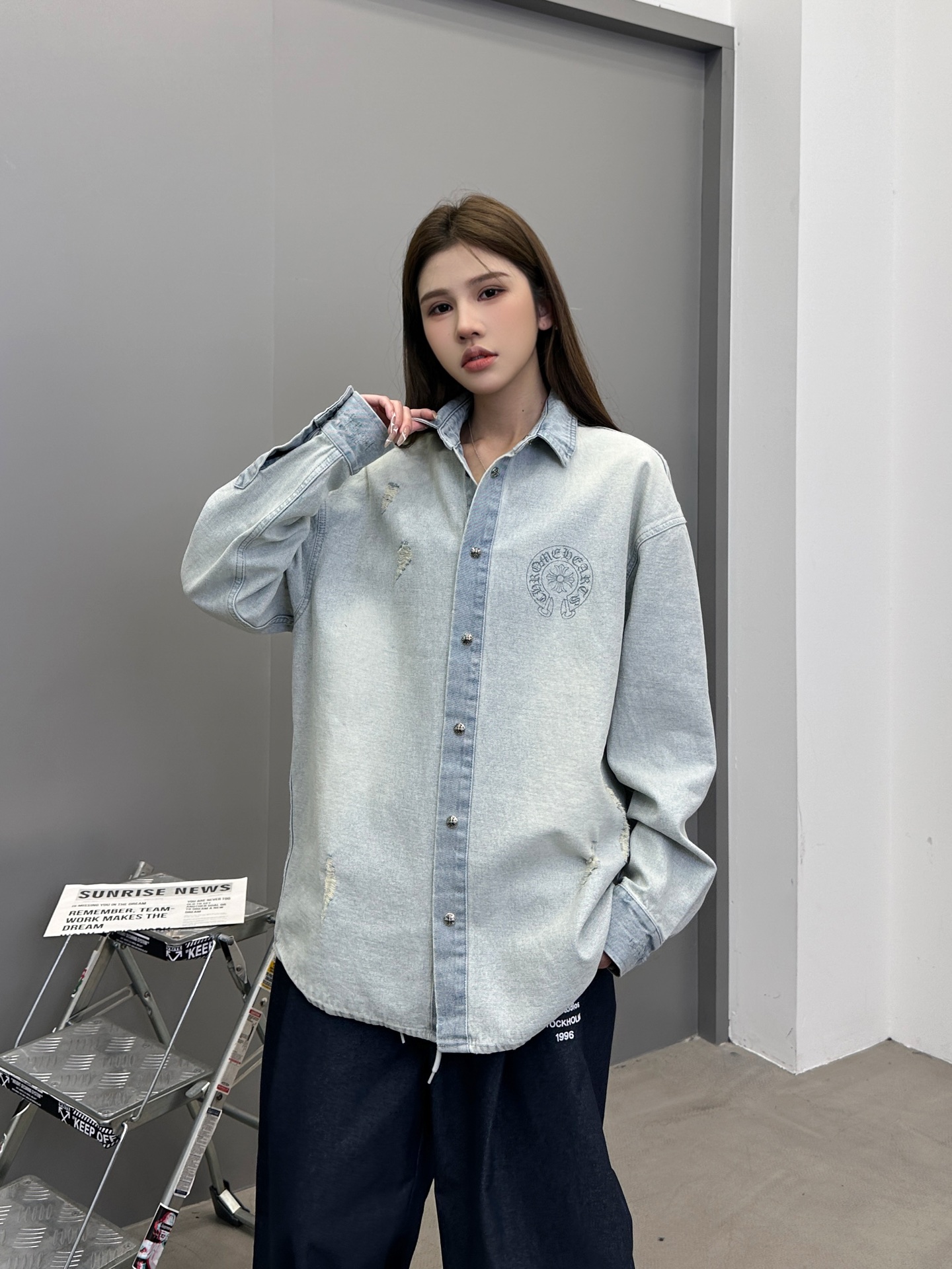 NO:464733,Croxin | New denim shirt, laundry washing and grinding process and multiple prints, same style for men and women, size sml, chrome hearts, alexander wang19860909克罗心 ｜ 新款牛仔衬衣,成衣洗水磨破工艺加多处印花,男女同款,尺码sml,,chrome hearts,alexander wang,Women's clothing