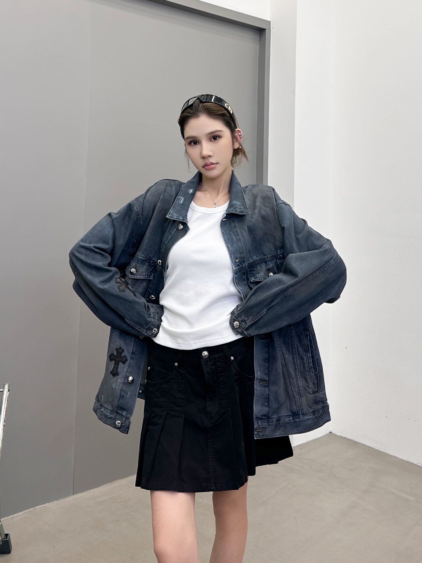 NO:464787,Croxin | New denim top, ready-to-wear washing water hanging grinding color spray technology and handmade whole body embroidered cross marks, same style for men and women, size sml, chrome hearts, alexander wang19860909克罗心 ｜ 新款牛仔上衣,成衣洗水吊磨喷色工艺加手工全身多处绣十字标,男女同款,尺码sml,,chrome hearts,alexander wang,Women's clothing