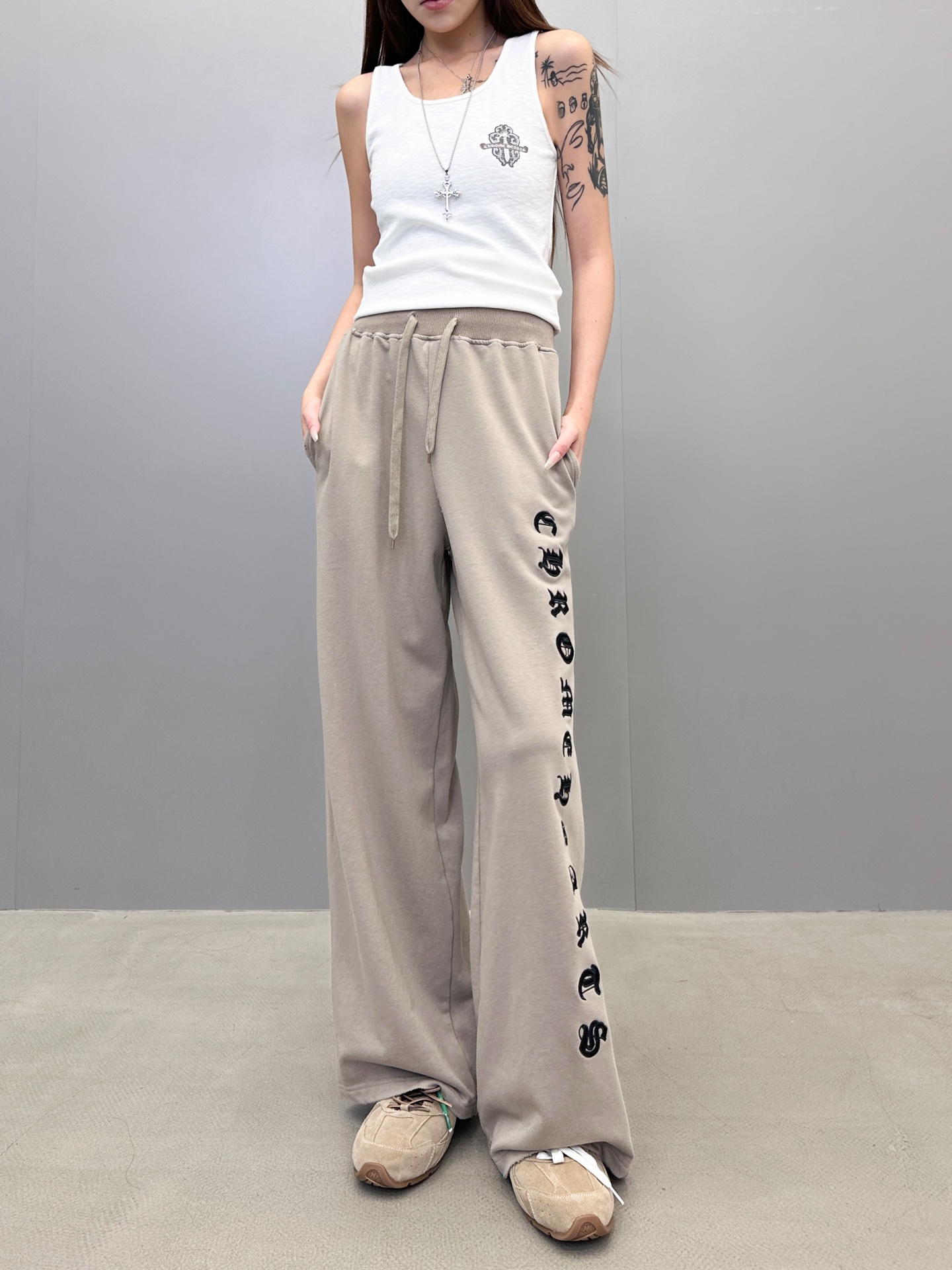 NO:473398,Croxin | New casual trousers, laundry, washing, hanging and grinding technology and patch embroidery, cotton, same style for men and women, size sml, chrome hearts, alexander wang19860909克罗心 ｜ 新款休闲卫裤,成衣洗水吊磨工艺加贴布绣花,棉,男女同款,尺码sml,,chrome hearts,alexander wang,Women's clothing
