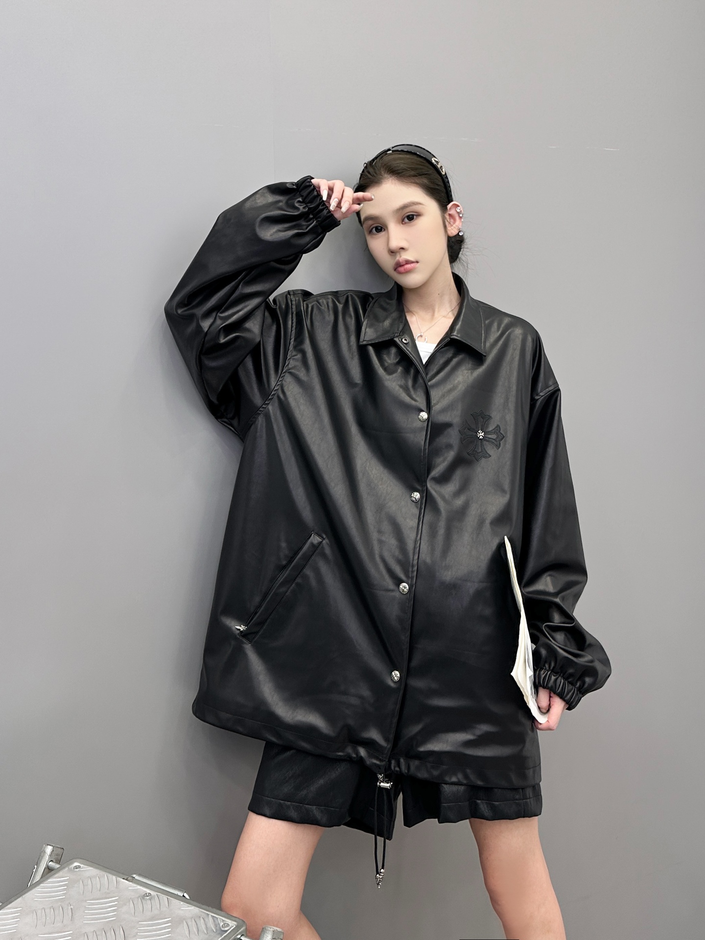 NO:477518,Croxin | New environmentally friendly leather shirt, classic hand-embroidered logo plus hardware accessories, imported environmentally friendly island silk pu fabric, casual and fashionable, same style for men and women, size sml, chrome hearts, alexander wang19860909克罗心 ｜ 新款环保皮衬衣,经典手工刺绣标加五金配饰,进口环保海岛丝pu面料,休闲时尚,男女同款,尺码sml,,chrome hearts,alexander wang,Women's clothing