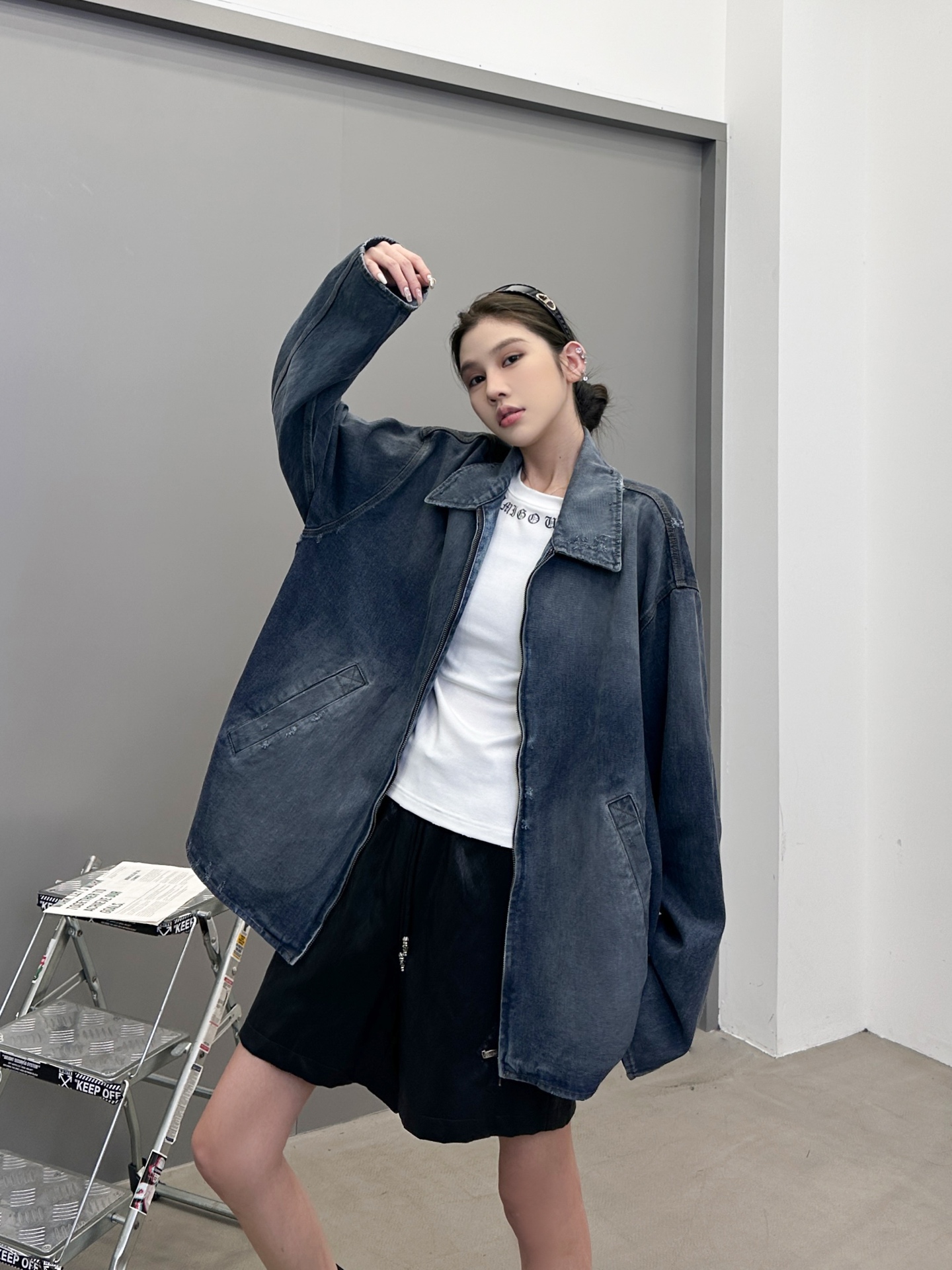 NO:477492,Paris ｜ New denim jacket, ready-to-wear washing water spray mud and grinding technology, casual and fashionable style, same style for men and women, size sml, jackets & coats, alexander wang19860909巴黎 ｜ 新款牛仔外套,成衣洗水喷色泥浆加磨破工艺,休闲时尚版型,男女同款,尺码sml,,jackets & coats,alexander wang,Women's clothing