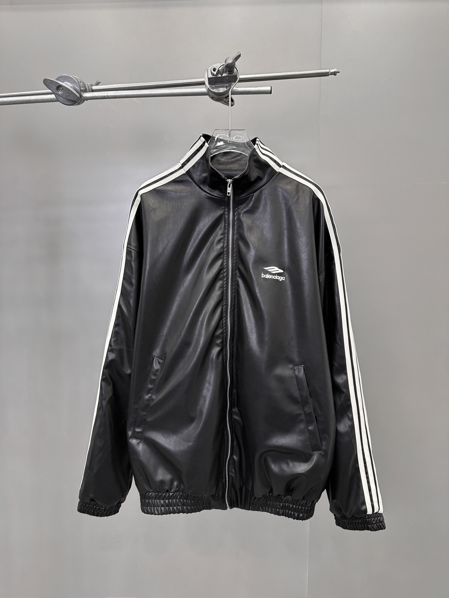 NO:480504,With dust bag Paris ｜ New environmentally friendly leather jacket, classic embroidery logo, handmade car side bar, imported synthetic island silk pu fabric, same style for men and women, size sml, jackets & coats, alexander wang19860909配防尘袋 巴黎 ｜ 新款环保皮外套,经典刺绣标,手工车侧杠,进口合成海岛丝pu面料,男女同款,尺码sml,,jackets & coats,alexander wang,Women's clothing