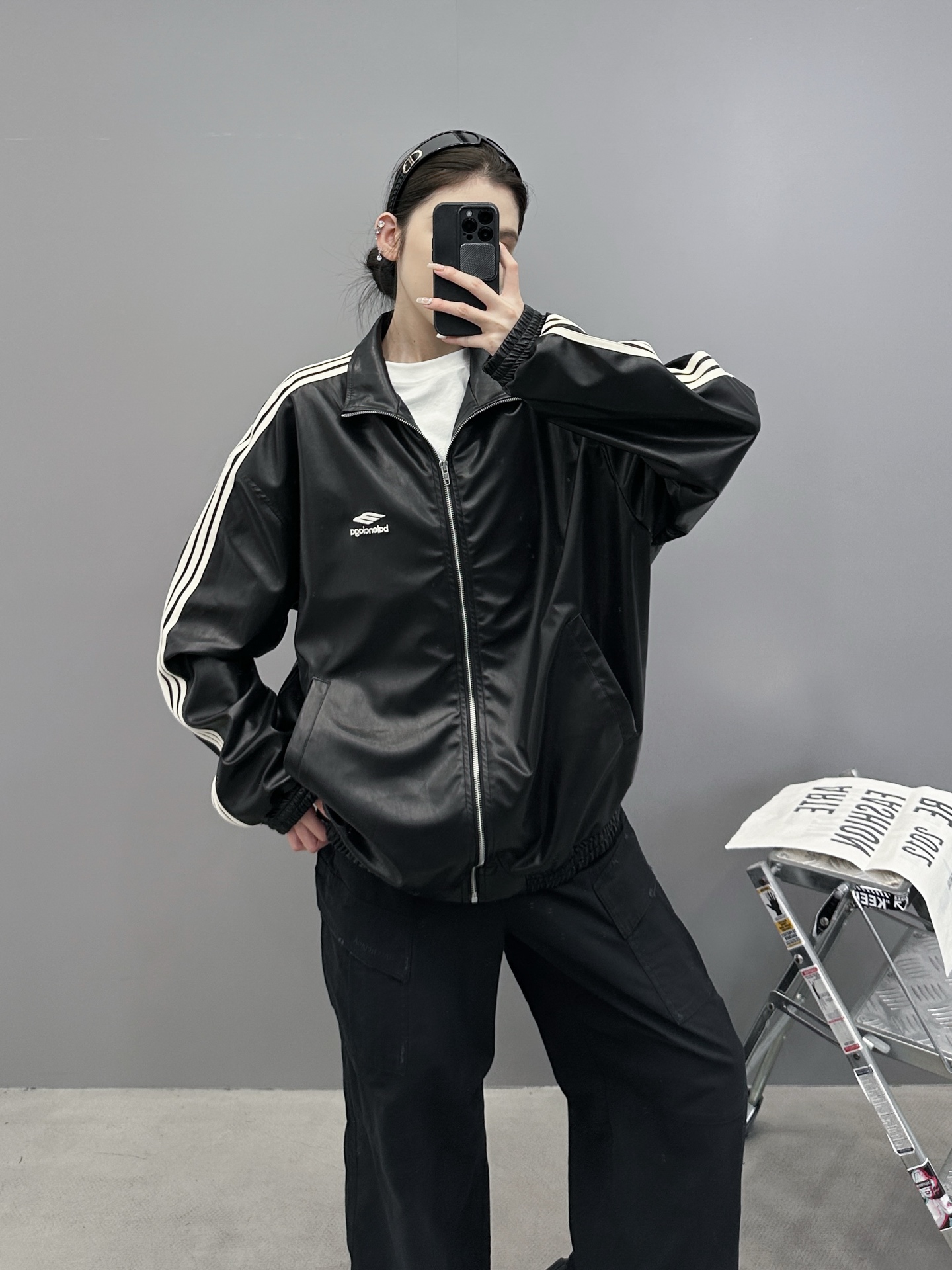 NO:480511,Paris ｜ New environmentally friendly leather jacket, classic embroidery logo, handmade car side bar, imported synthetic island silk pu fabric, same style for men and women, size sml, jackets & coats, alexander wang19860909巴黎 ｜ 新款环保皮外套,经典刺绣标,手工车侧杠,进口合成海岛丝pu面料,男女同款,尺码sml,,jackets & coats,alexander wang,Women's clothing