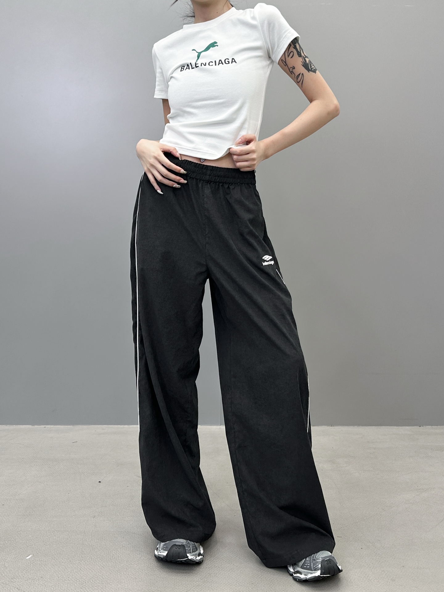 NO:488254,Paris ｜ New casual pants, classic embroidery logo, handmade side rope side bar, same style for men and women, size sml, alexander wang19860909巴黎 ｜ 新款休闲裤,经典刺绣标,手工机边绳侧杠,男女同款,尺码sml,,alexander wang,Women's clothing