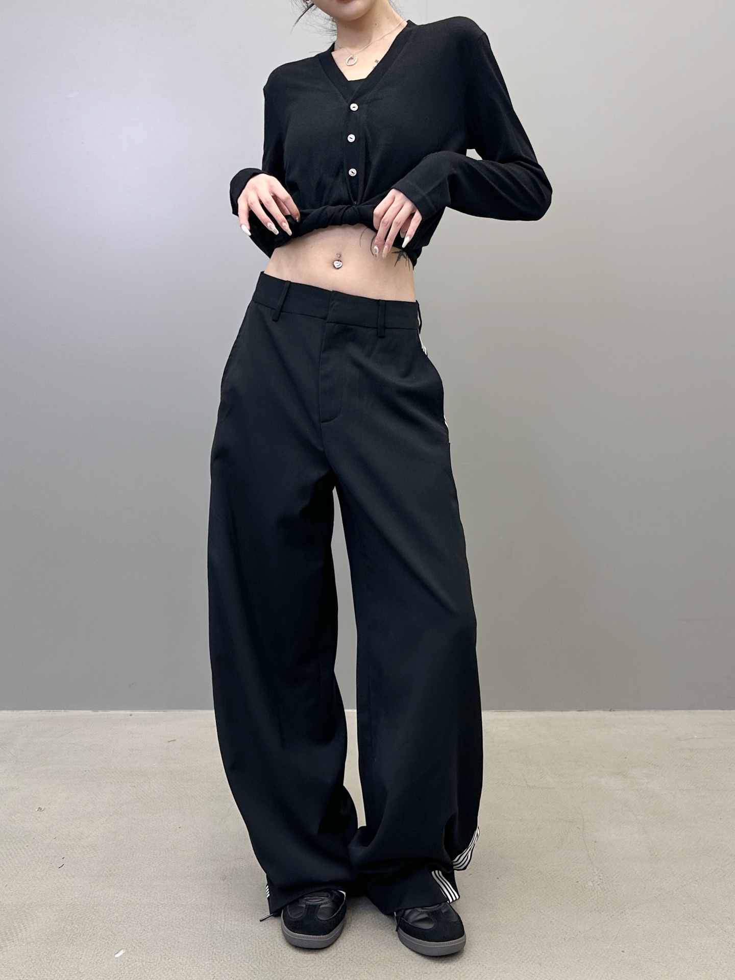 NO:488204,King | New casual pants, classic clip marks, handmade car side bar craftsmanship, wool blend fabric, same style for men and women, size sml, alexander wang, alexander wang19860909大王 ｜ 新款休闲裤,经典夹唛标,手工车侧杠工艺,羊毛混纺面料,男女同款,尺码sml,,alexander wang,alexander wang,Women's clothing