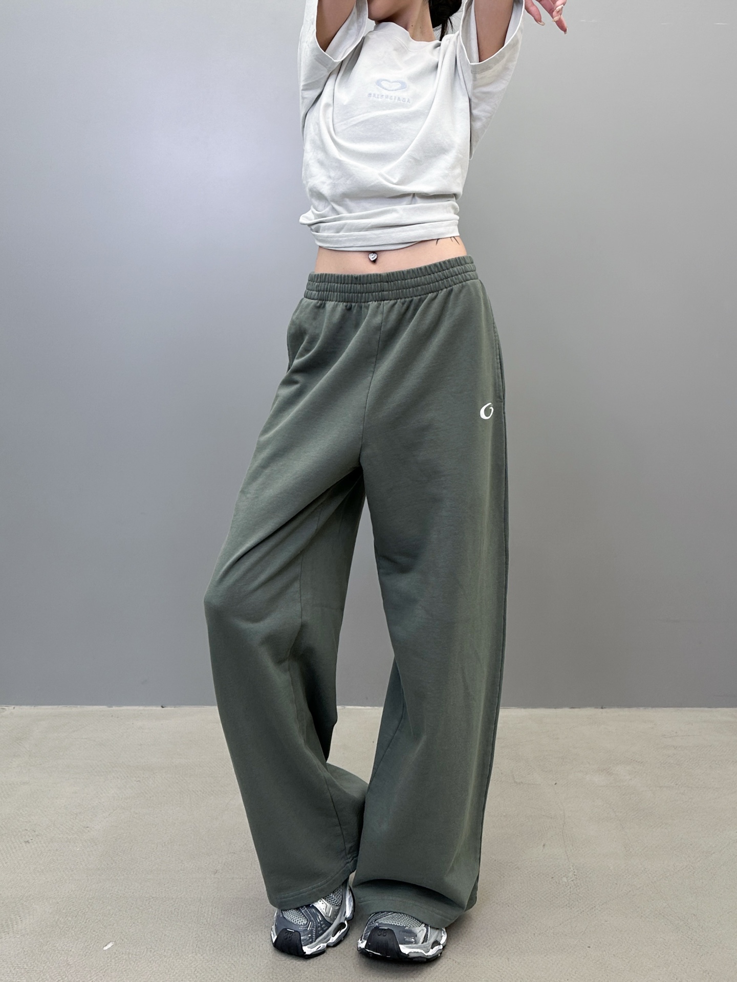 NO:500081,Paris ｜ New style hoodies, ready-to-wear washing and water stir-frying technology plus classic embroidery label, same style for men and women, size sml, alexander wang19860909巴黎 ｜ 新款卫裤,成衣洗水炒色工艺加经典刺绣标,男女同款,尺码sml,,alexander wang,Women's clothing