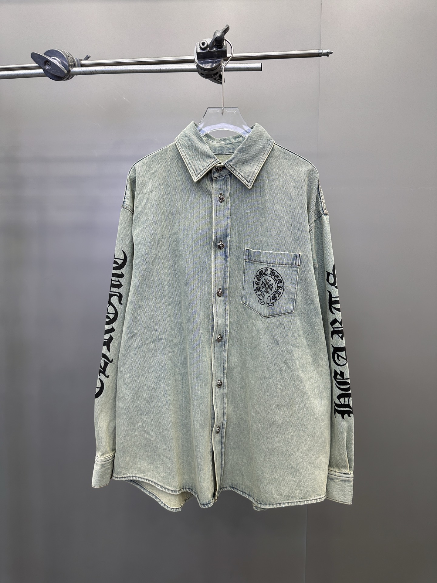 NO:500087,Croxin | New denim shirt, ready-to-wear washing and frying color technology and multiple prints, same style for men and women, size sml, chrome hearts, alexander wang19860909克罗心 ｜ 新款牛仔衬衣,成衣洗水炒色工艺加多处印花,男女同款,尺码sml,,chrome hearts,alexander wang,Women's clothing
