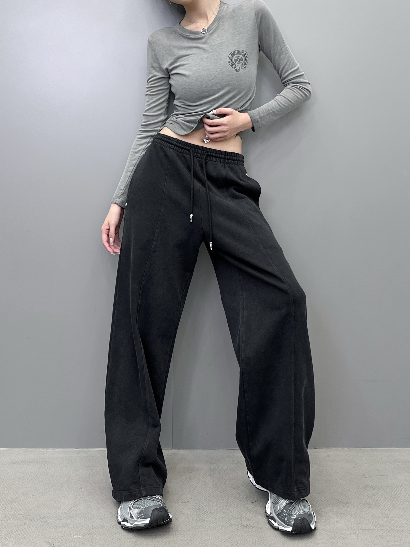 NO:502692,Croxin | New style of hoodies, ready-to-wear washing and water stir-frying technology and hand-made nailing, same style for men and women, size sml, chrome hearts, alexander wang19860909克罗心 ｜ 新款卫裤,成衣洗水炒色工艺加手工打钉,男女同款,尺码sml,,chrome hearts,alexander wang,Women's clothing