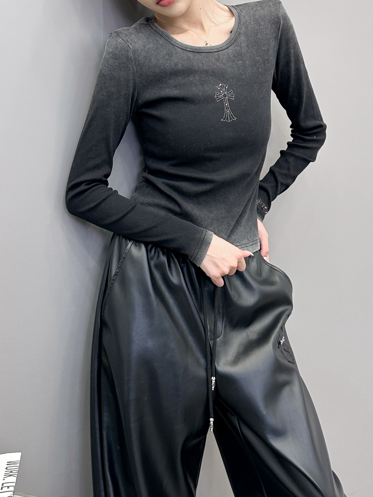 NO:502804,Croxin | New long-sleeved T, ready-to-wear wash and stir-fry color spray and diamond craftsmanship, fashionable and casual, size sml, chrome hearts, alexander wang19860909克罗心 ｜ 新款长袖t,成衣洗水炒色喷色烫钻工艺,时尚休闲,尺码sml,,chrome hearts,alexander wang,Women's clothing