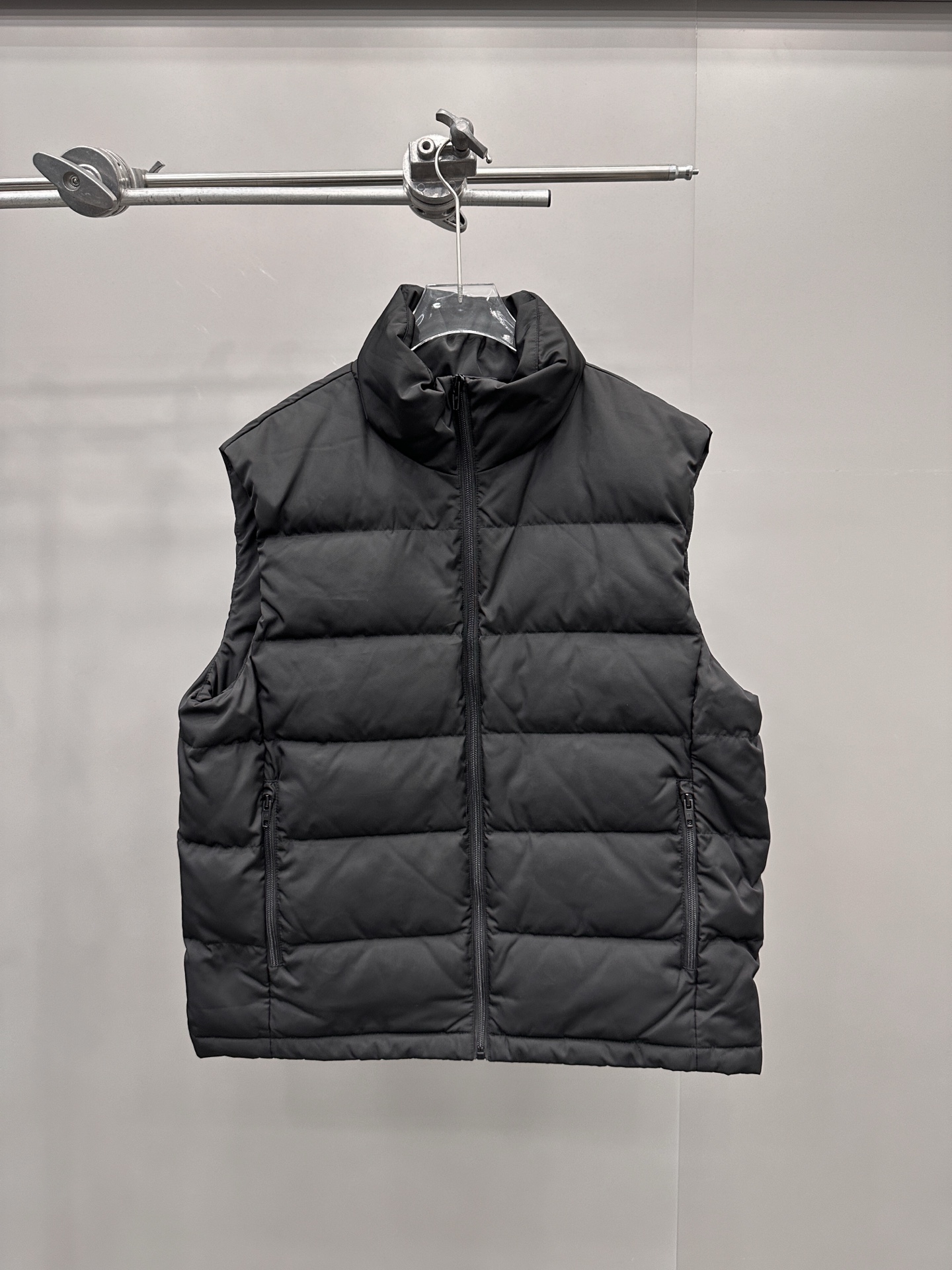 NO:507790,With dust bag Paris ｜ New down vest, classic embroidery logo, same style for men and women, 90 white goose down, size sml, down jacket, alexander wang19860909配防尘袋 巴黎 ｜ 新款羽绒马甲,经典刺绣标,男女同款,90白鹅绒,尺码sml,,down jacket,alexander wang,Women's clothing
