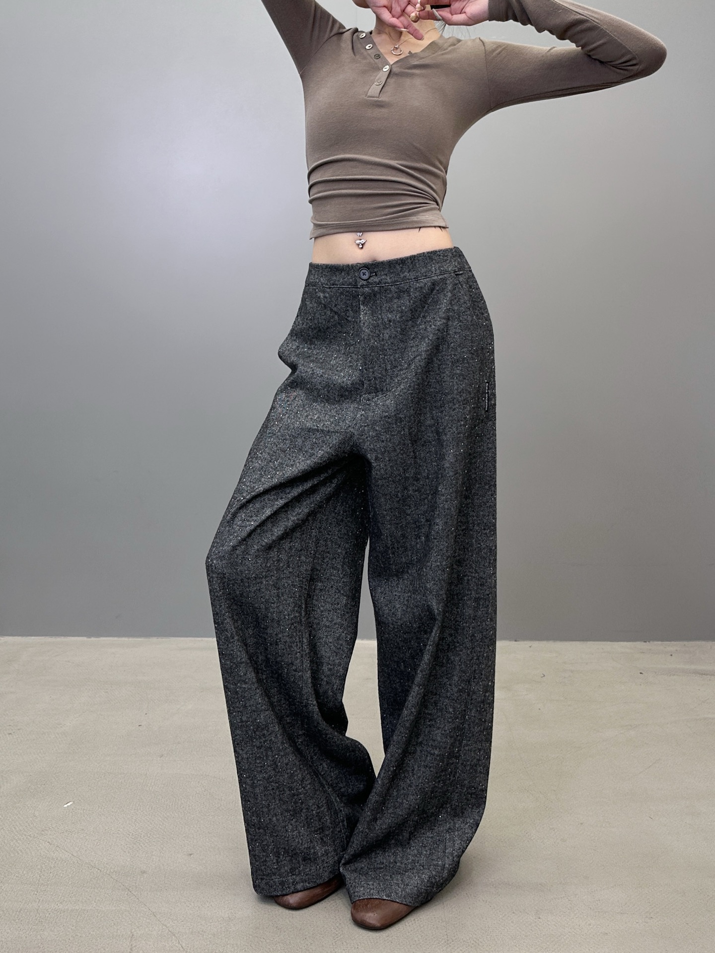 NO:507801,King | New casual pants, full-body ironing technology for ready-to-wear, imported wool blend fabric, casual fashion, size sml, alexander wang, alexander wang19860909大王 ｜ 新款休闲裤,成衣全身烫钻工艺,进口羊毛混纺面料,休闲时尚,尺码sml,,alexander wang,alexander wang,Women's clothing