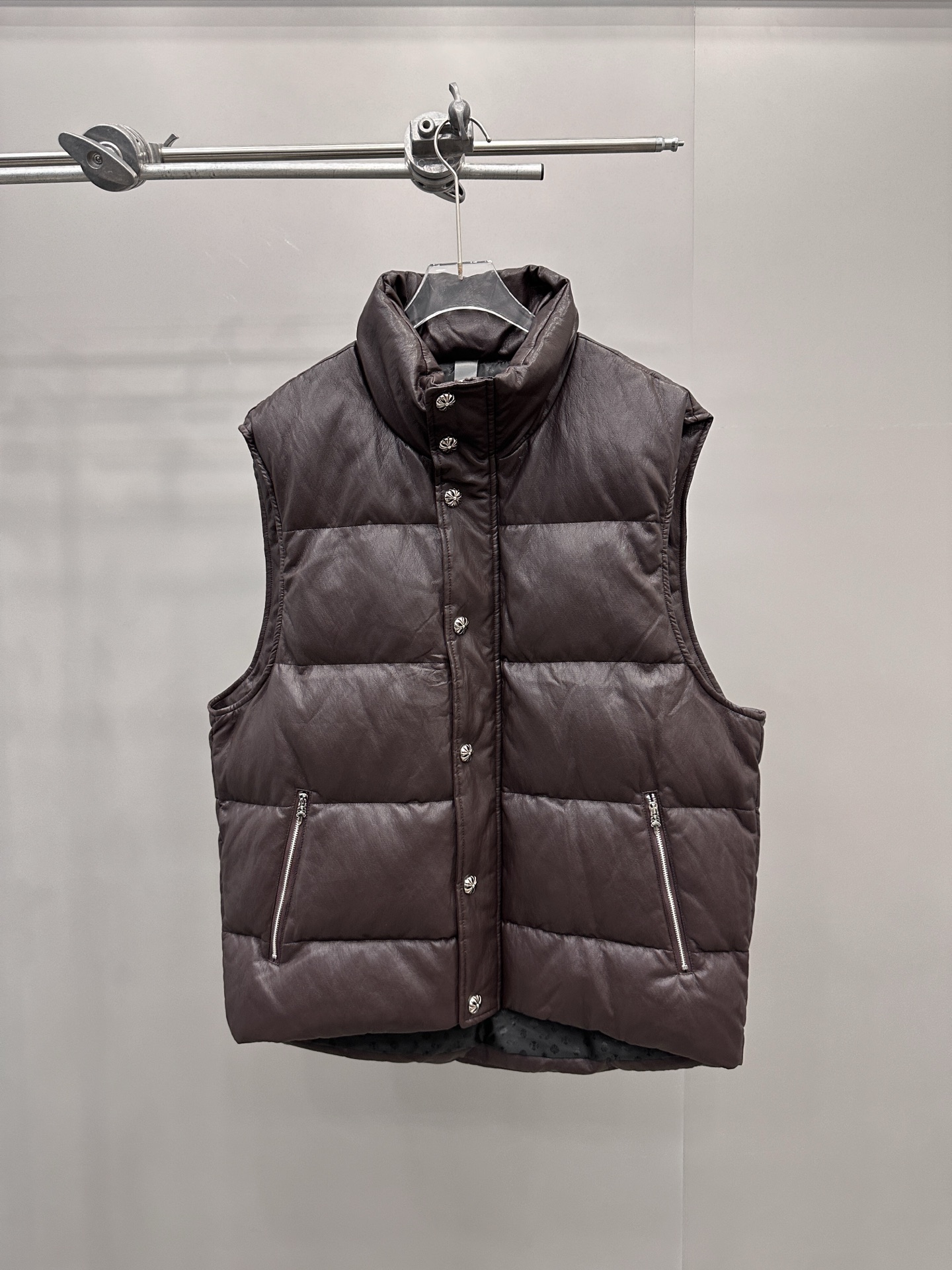 NO:534318,With dust bag Croxin｜ New environmentally friendly leather down vest, imported wire environmentally friendly pu fabric, filled with 90 goose down, same style for men and women, size sml, chrome hearts, down jacket, alexander wang19860909配防尘袋 克罗心 ｜ 新款环保皮羽绒马甲,进口金属丝环保pu面料,填充90鹅绒,男女同款,尺码sml,,chrome hearts,down jacket,alexander wang,Women's clothing